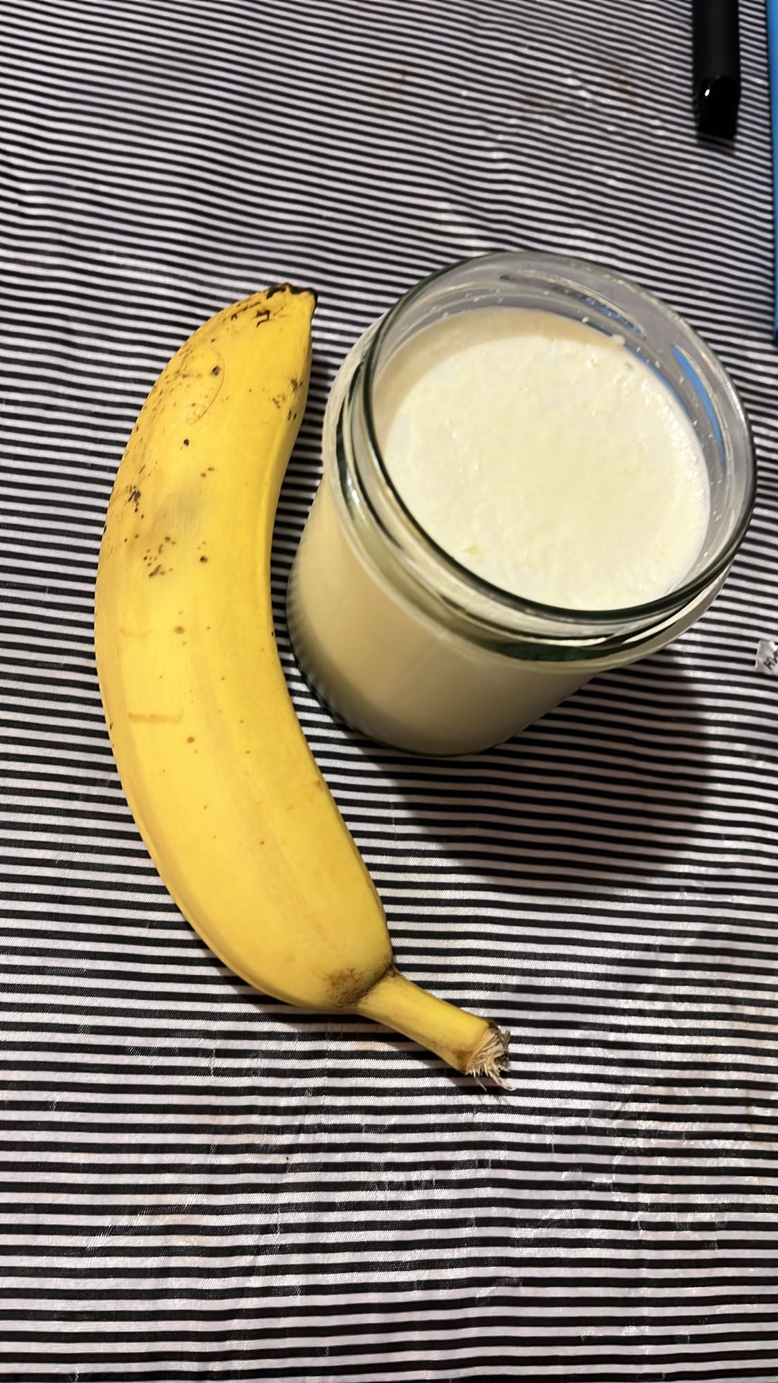 Банан и чаша мляко
