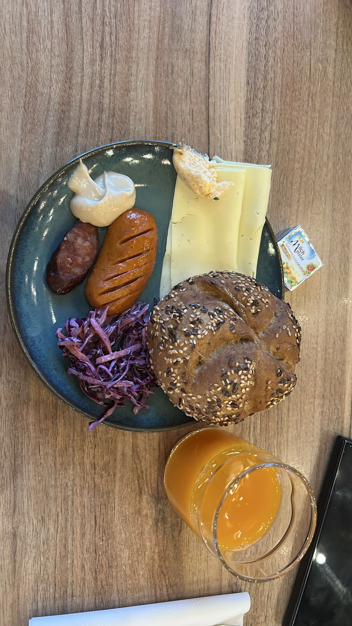 Mic dejun cu cârnați și suc