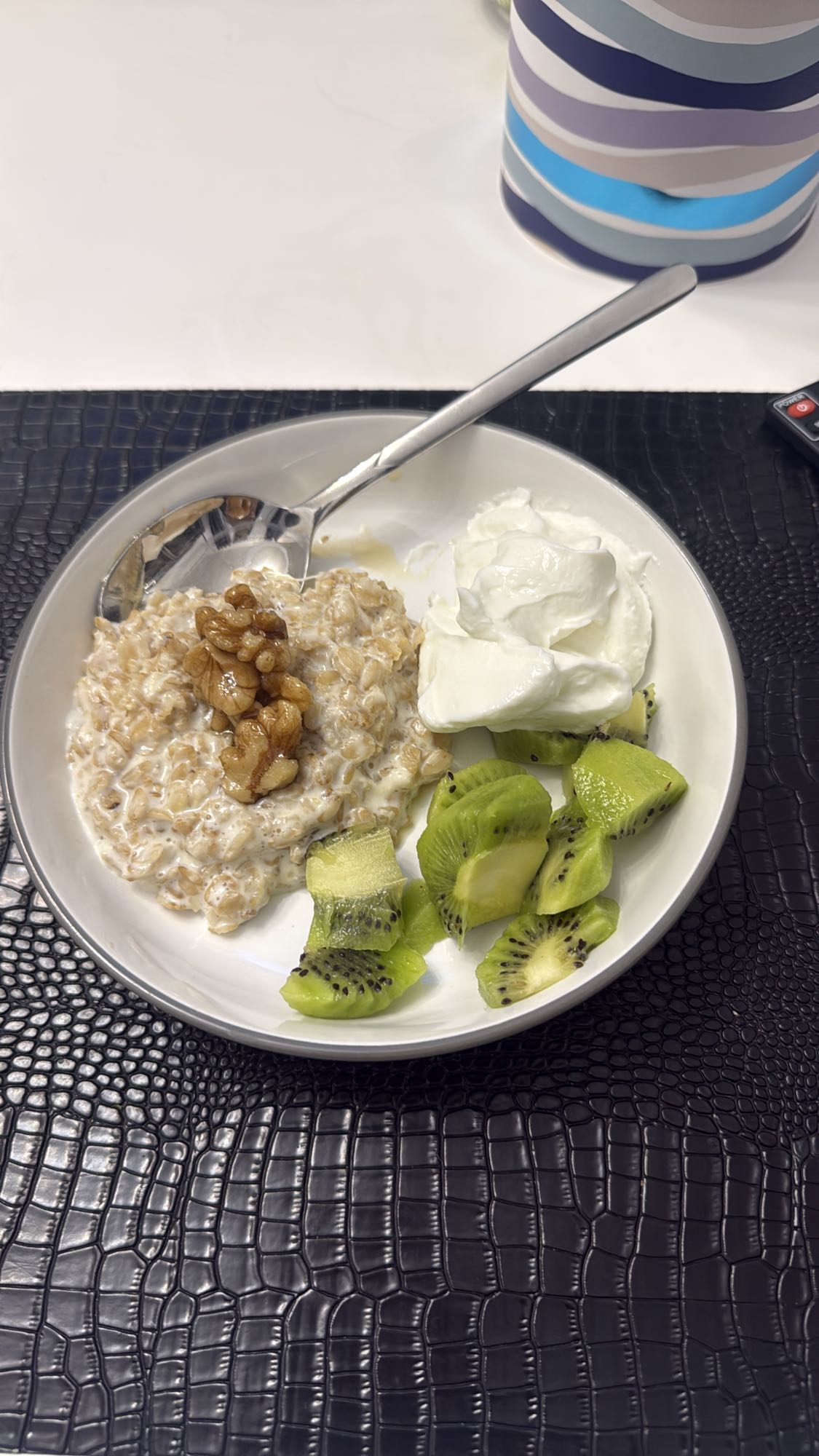 owsianka z jogurtem i kiwi