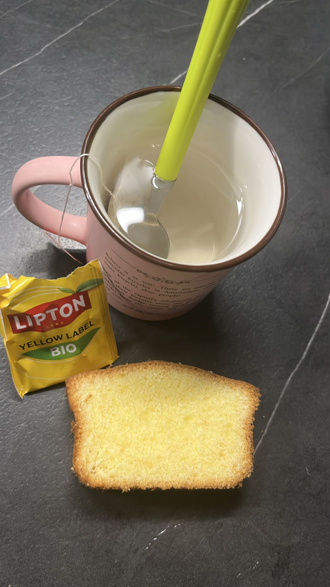 Thé et tranche de cake