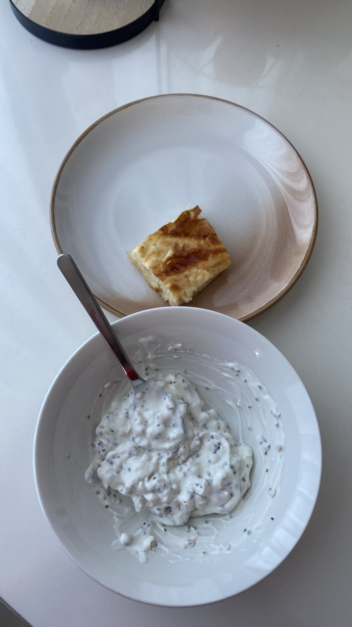 Iaurt cu semințe și plăcintă