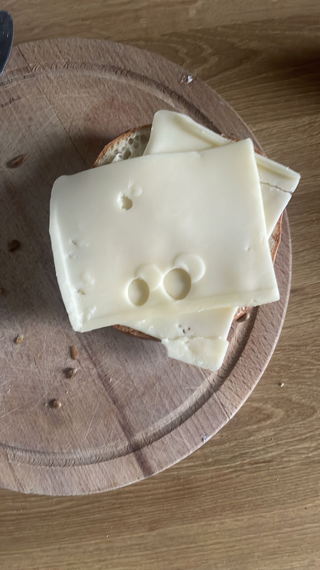 kanapka z serem żółtym