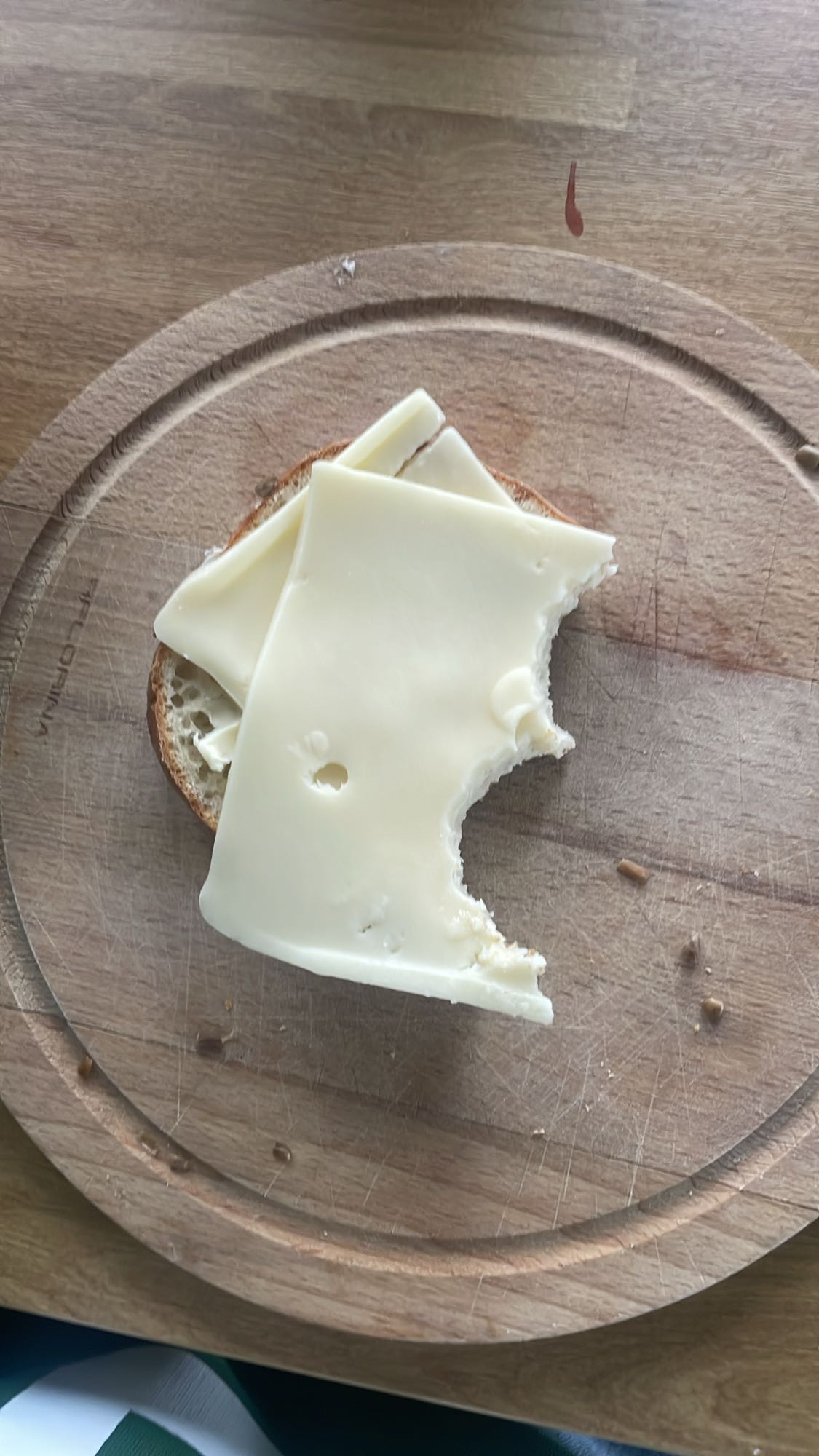 Bułka z serem żółtym