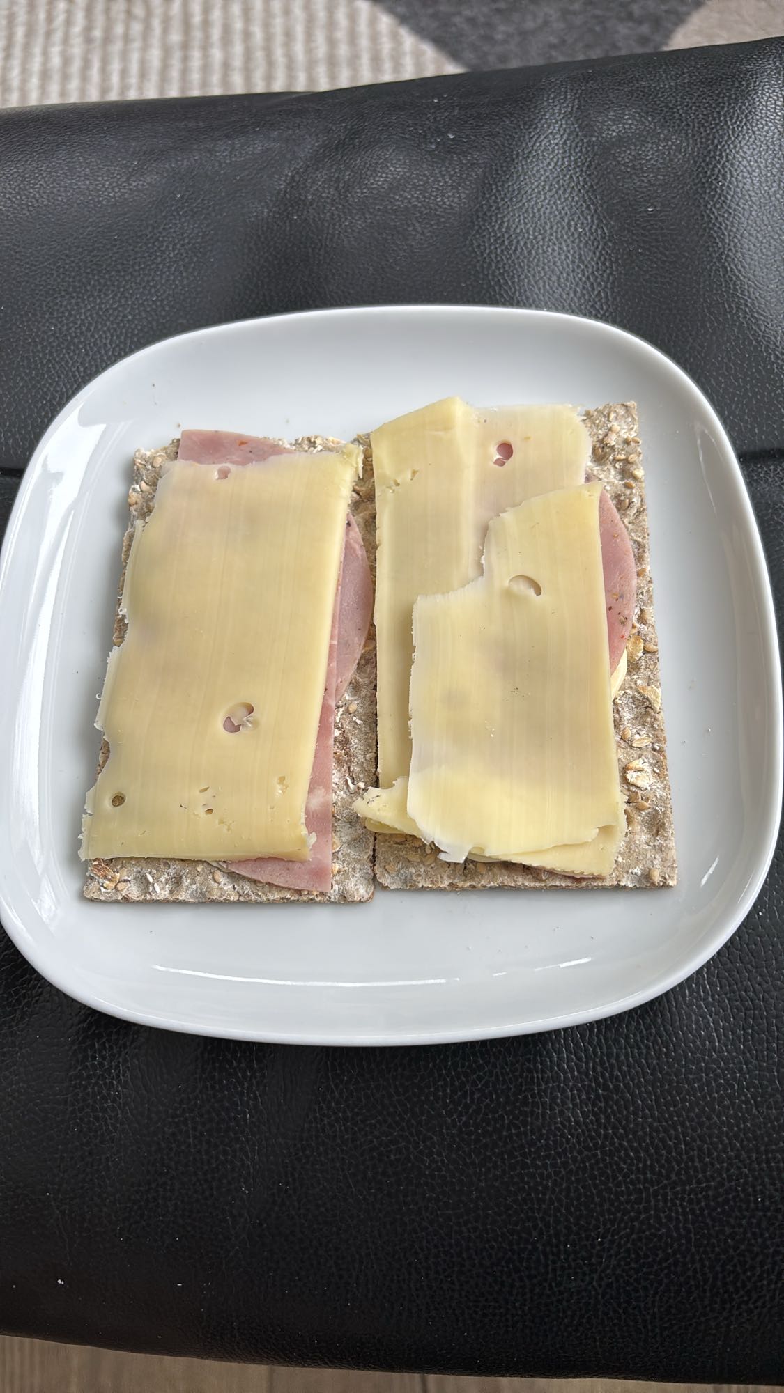 Knekkebrød med ost og skinke