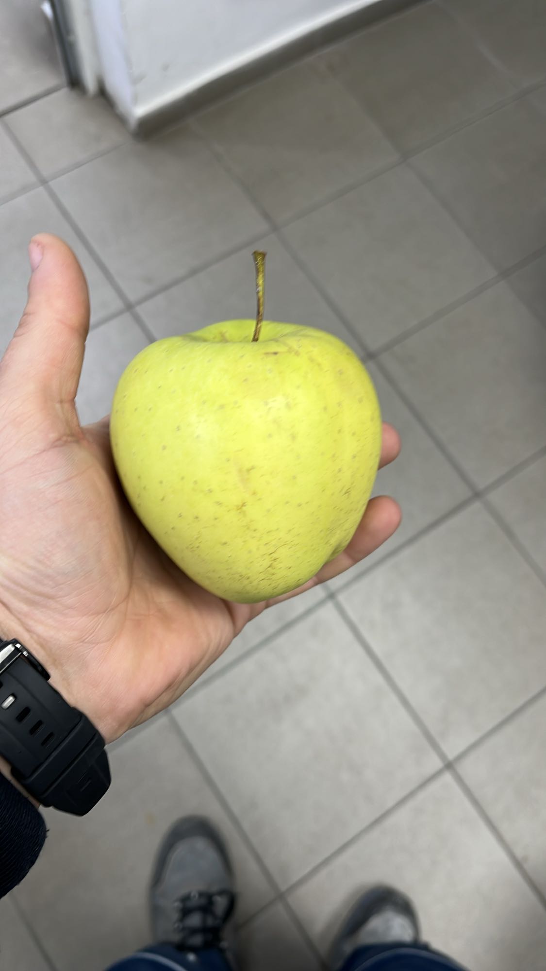 Зелена ябълка