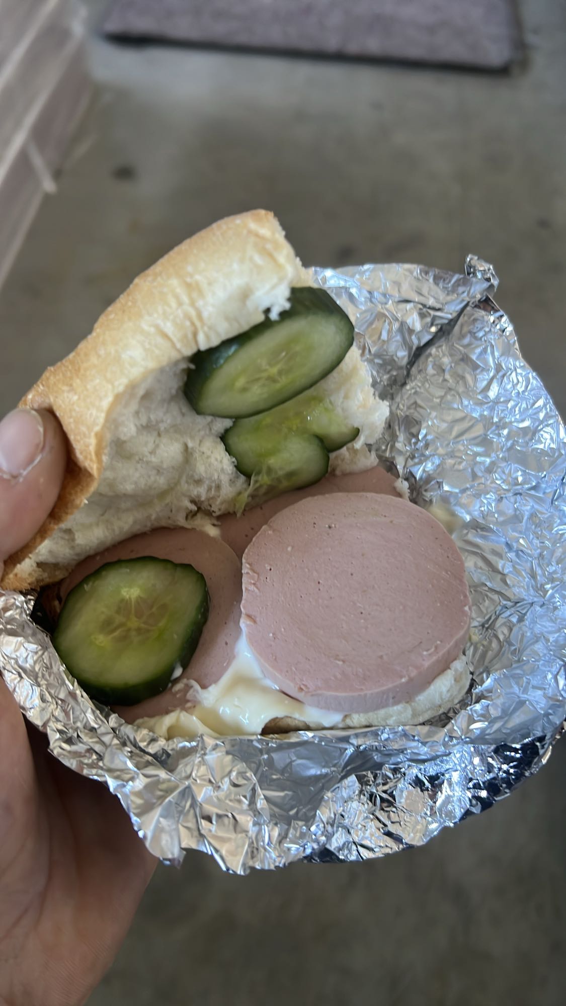 Sandviș cu parizer și castraveți