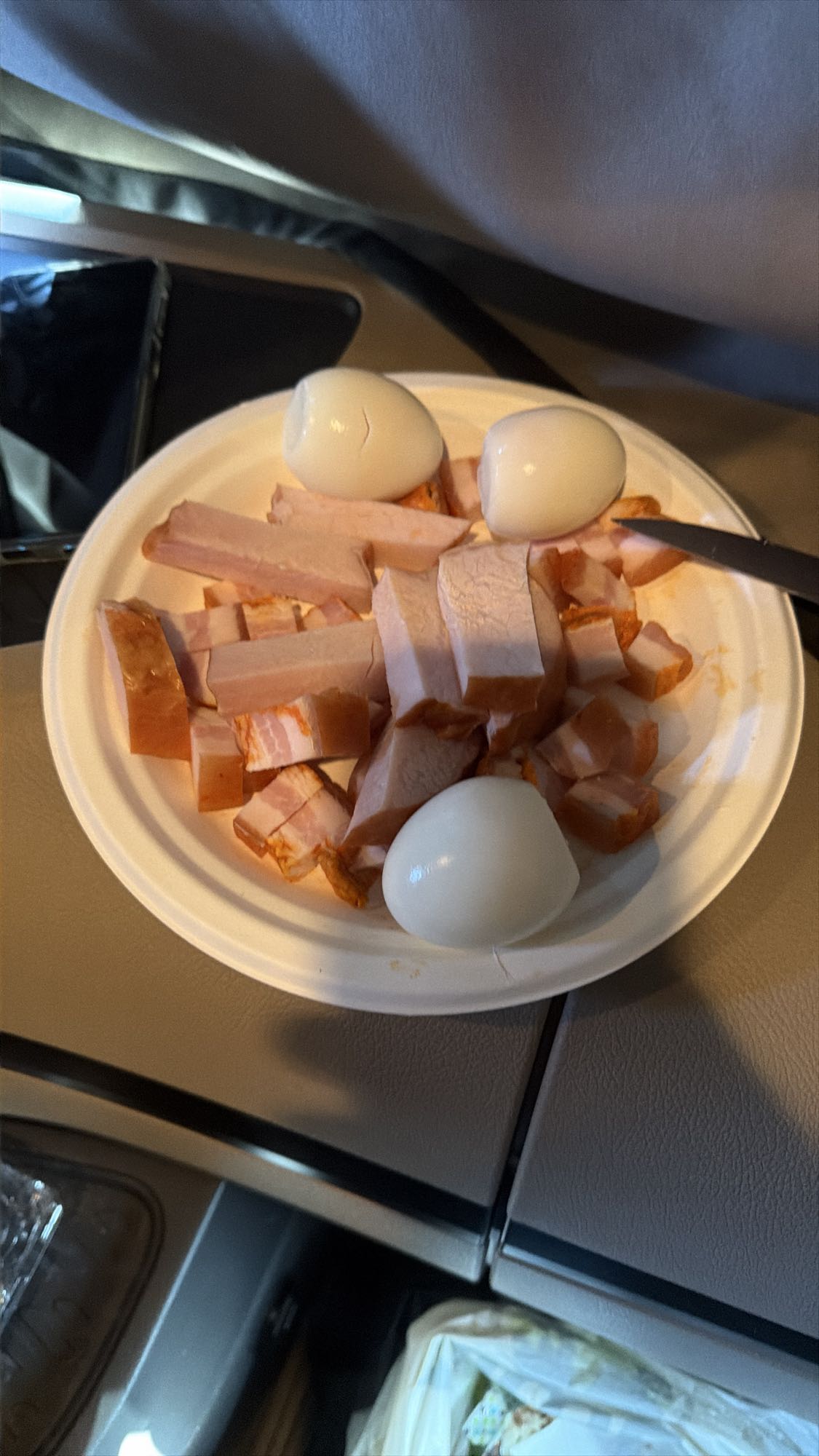 Ouă fierte și mezeluri