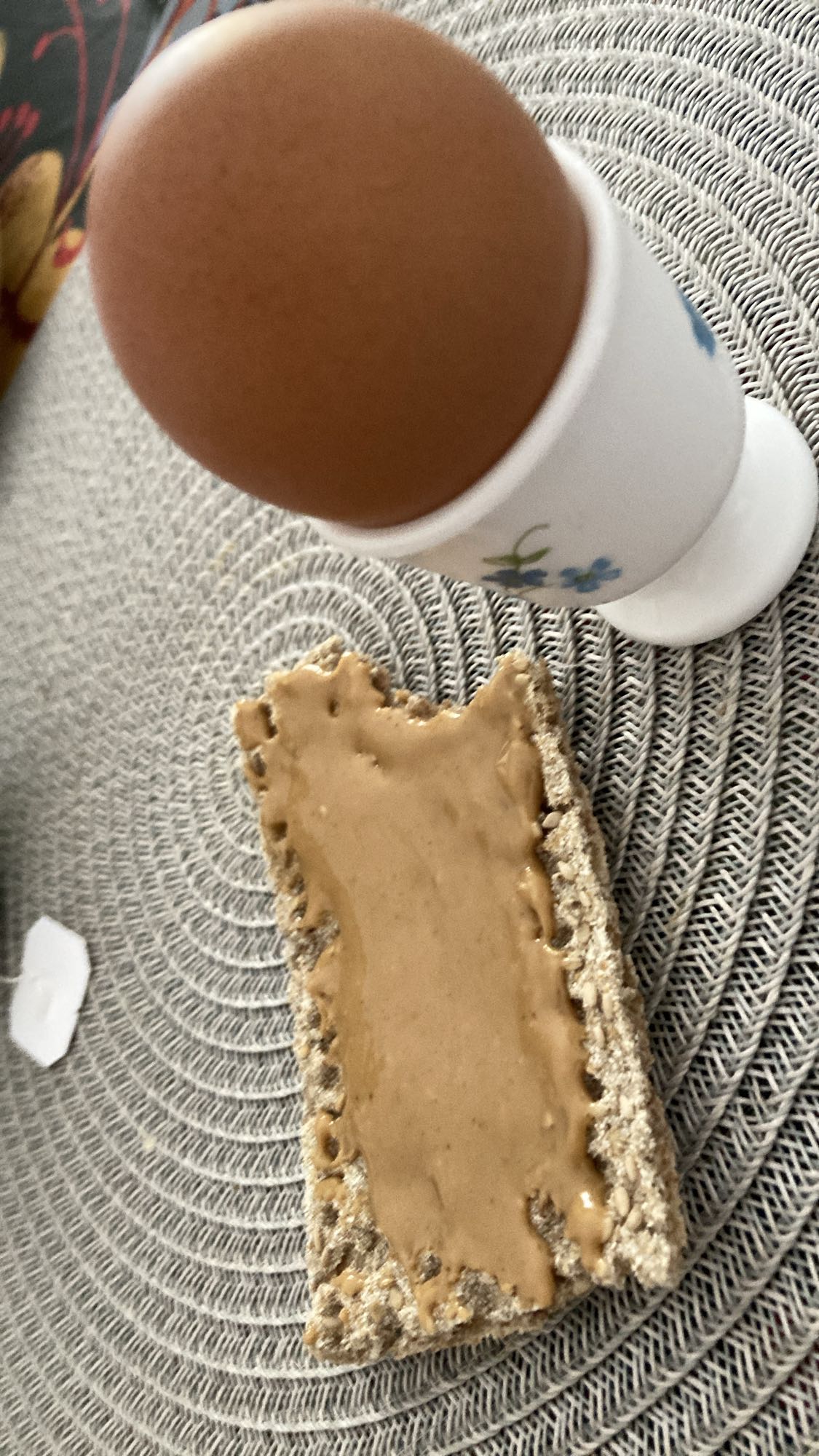 Ägg & knäckebröd med jordnötssmör