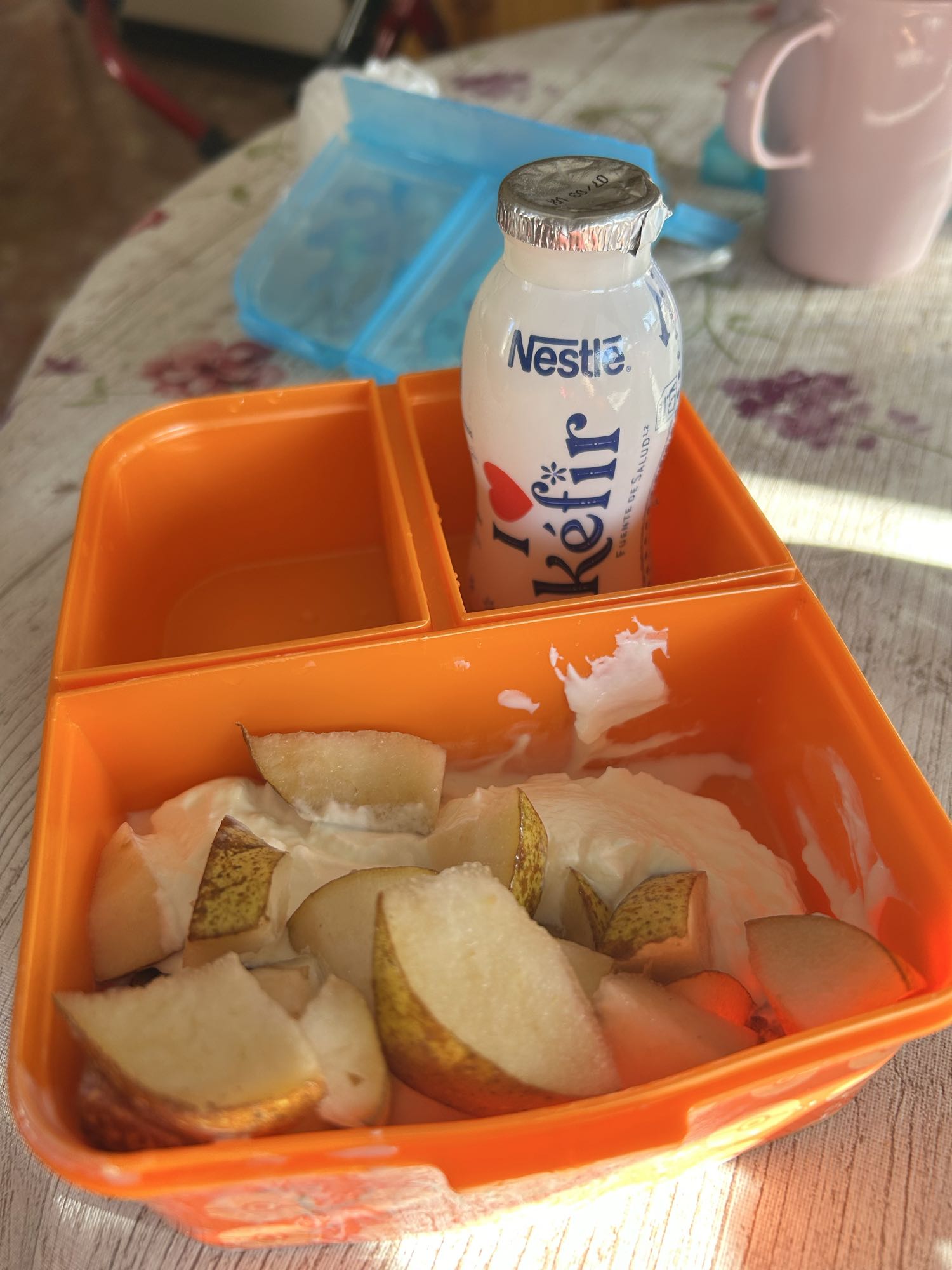 Pera con yogur y kéfir