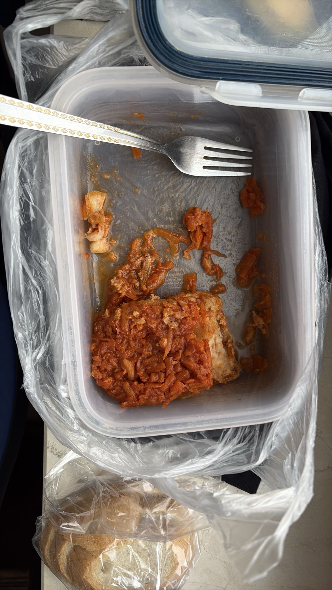 Ryba w sosie pomidorowym z chlebem