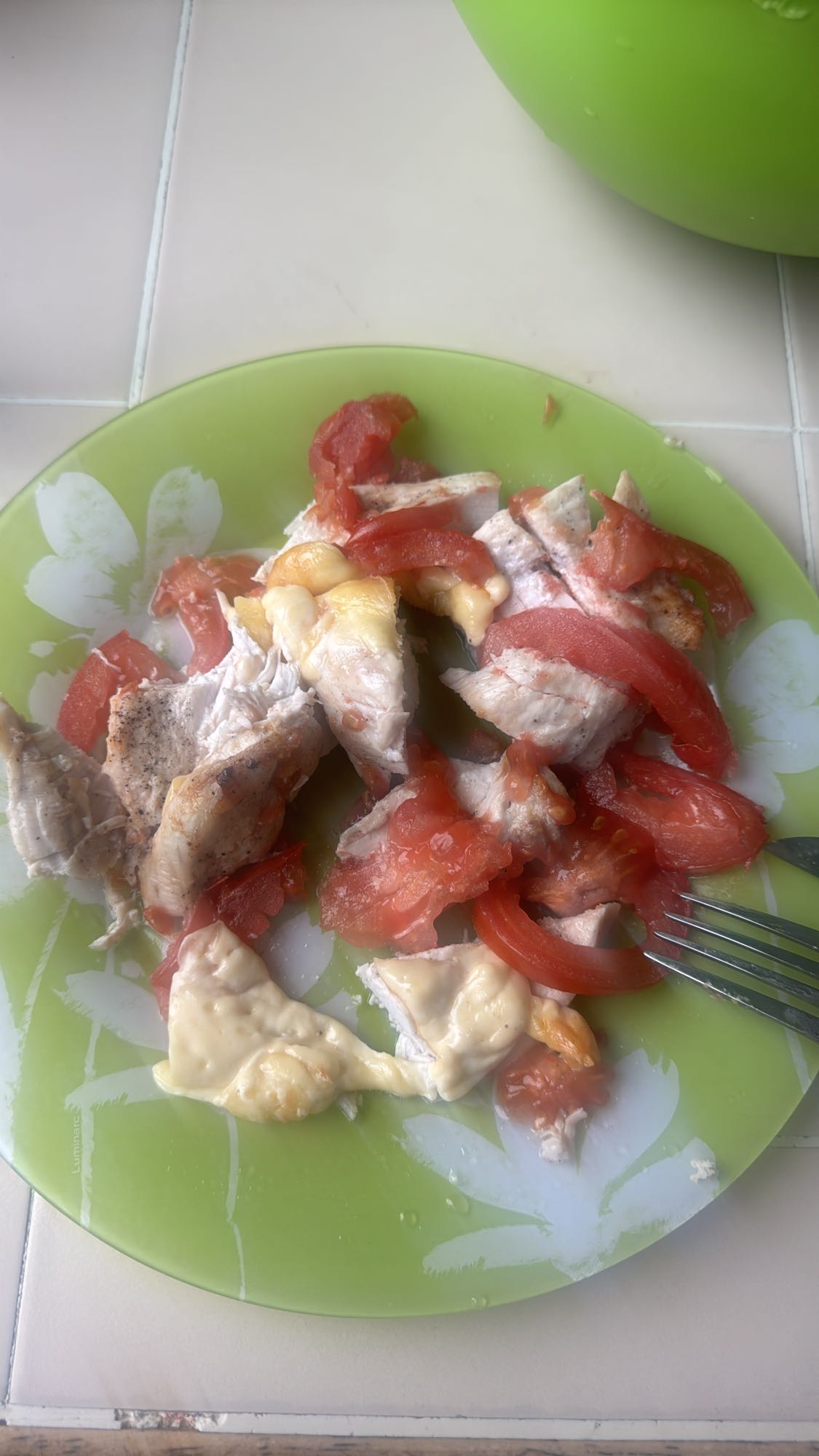 Курица с помидорами и сыром