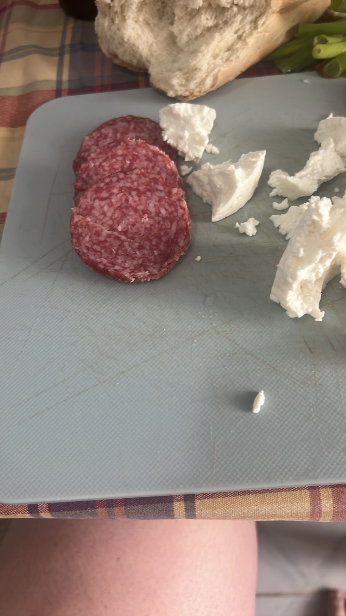 Salam, brânză și pâine