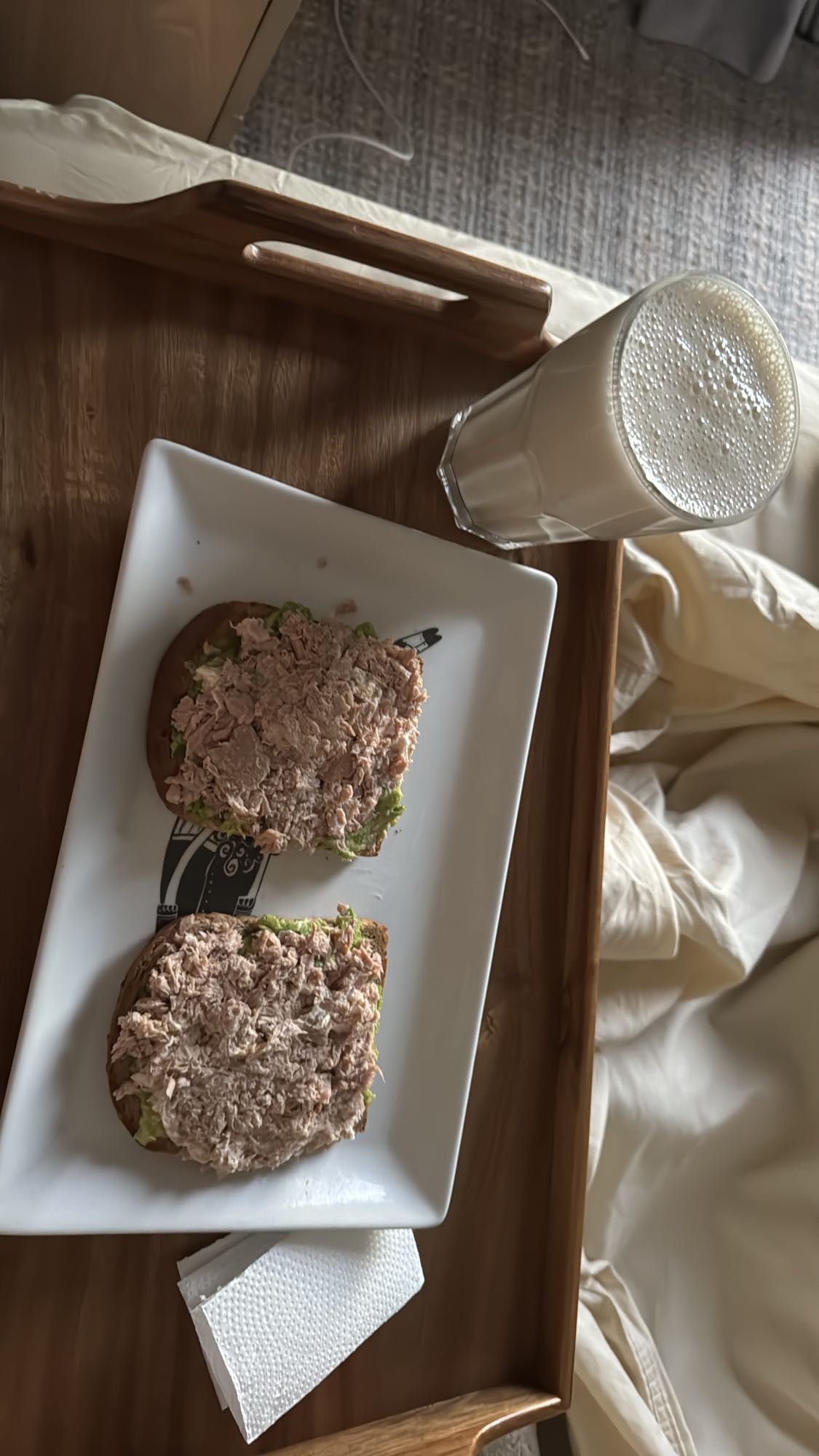 Tostadas de atún y leche