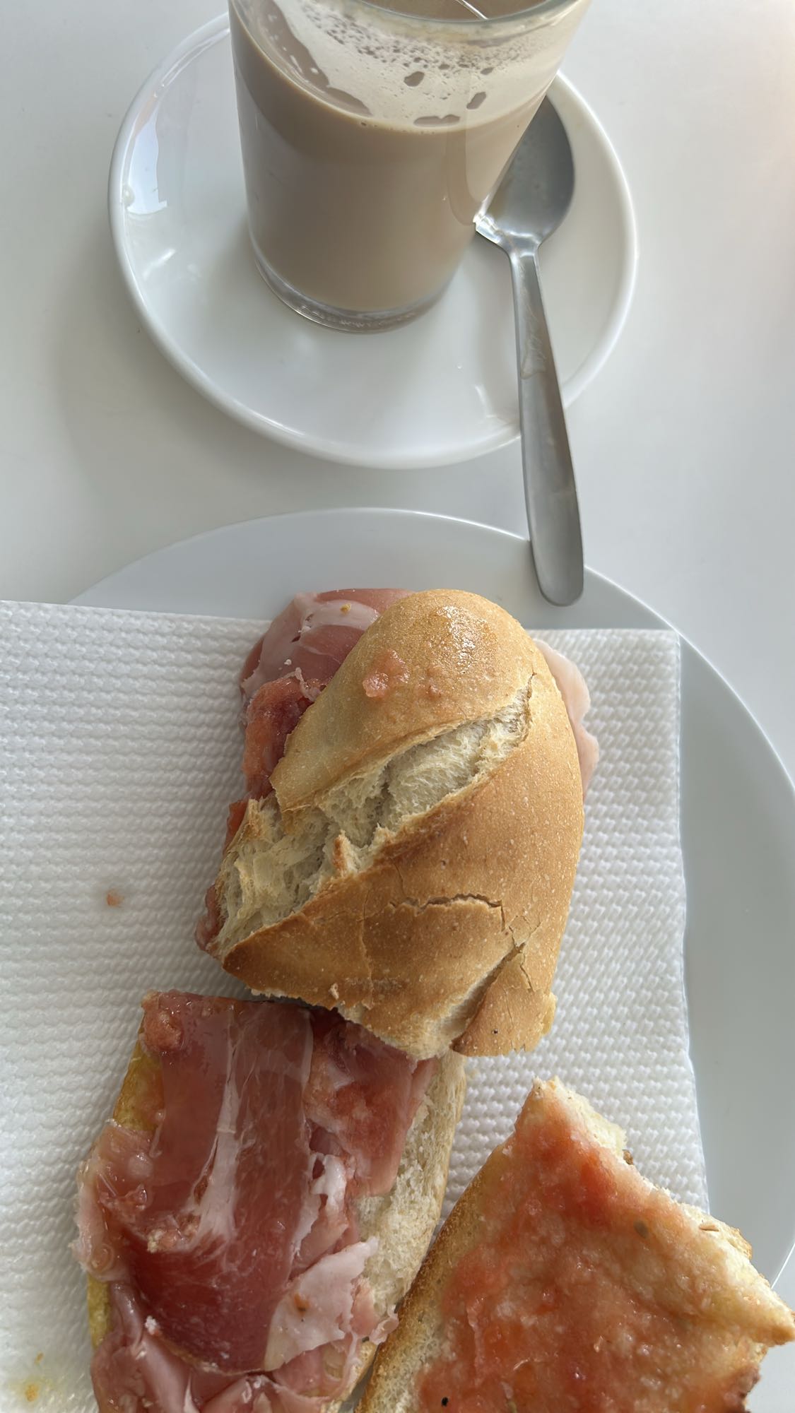 Bocadillo jamón y café