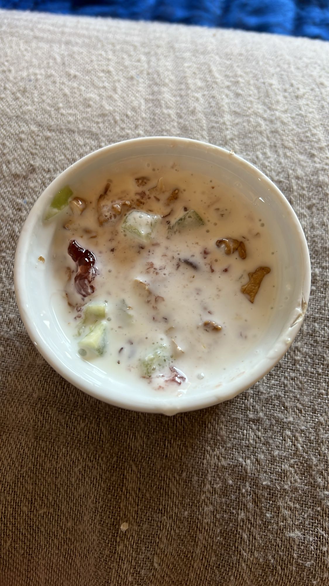 Iaurt cu fructe și cereale