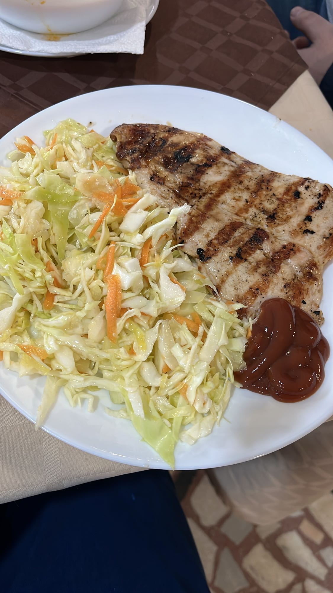 Пилешко с салата и кетчуп