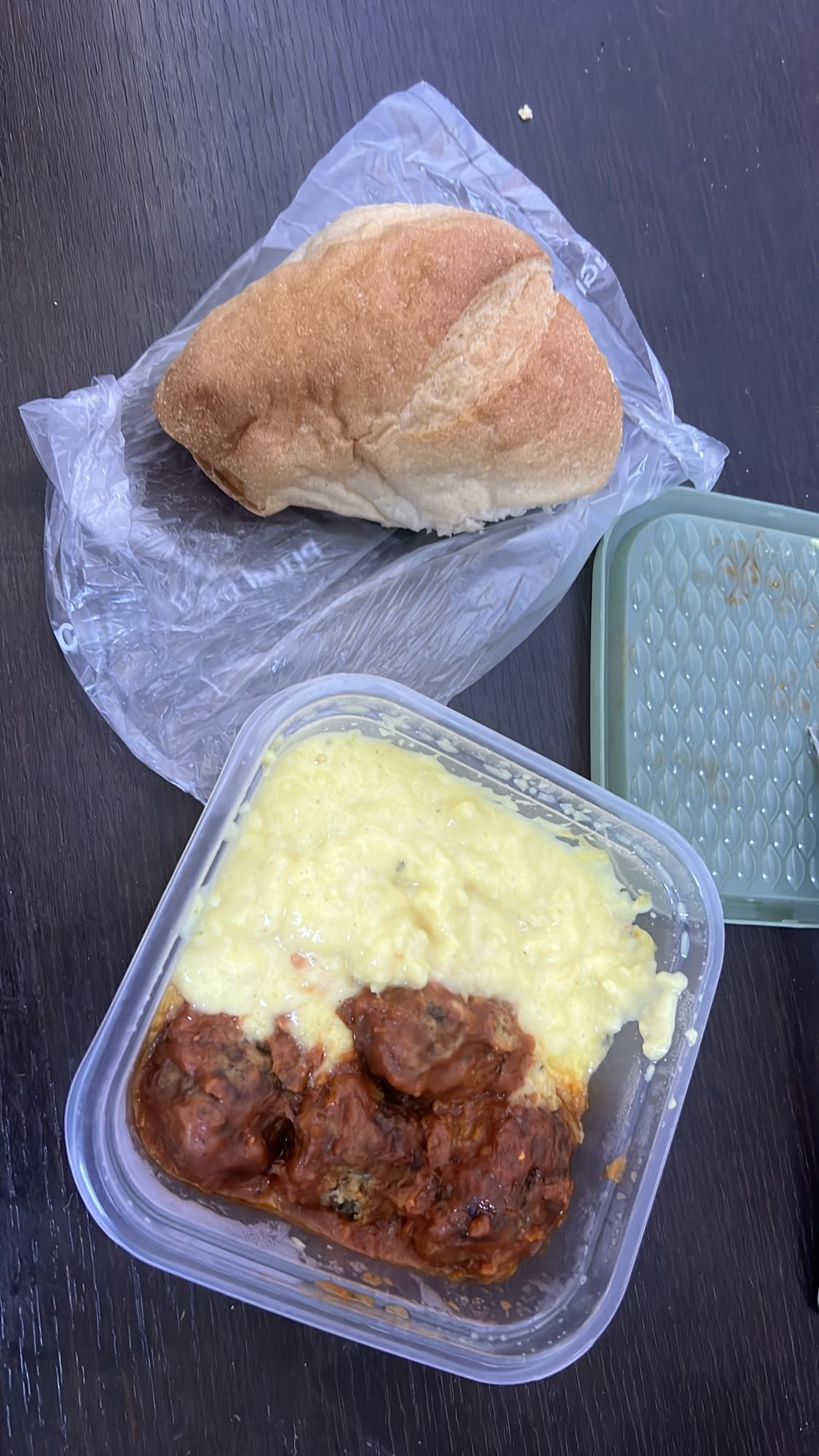 Chiftele cu piure și pâine