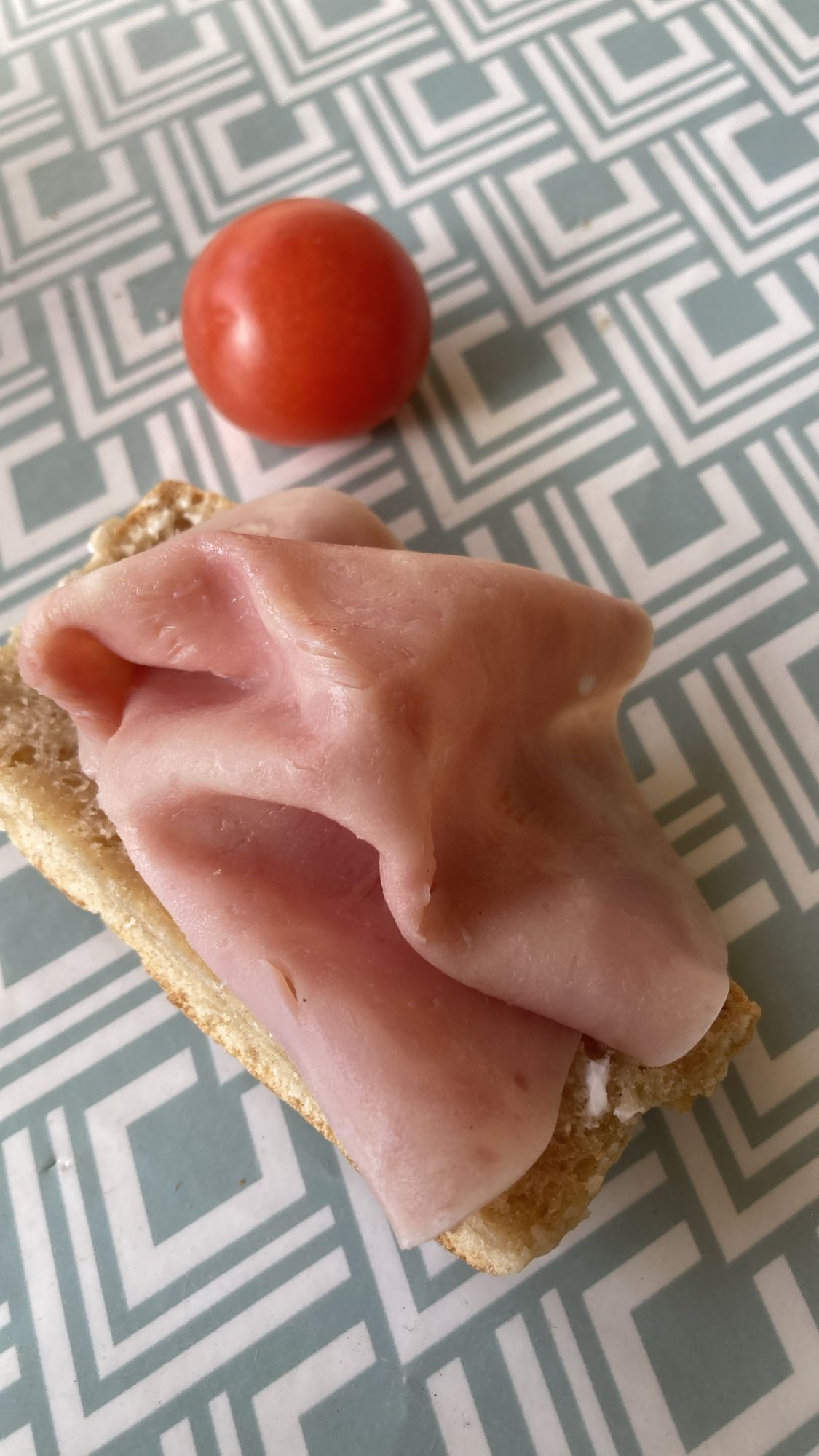 Skinkmacka med tomat