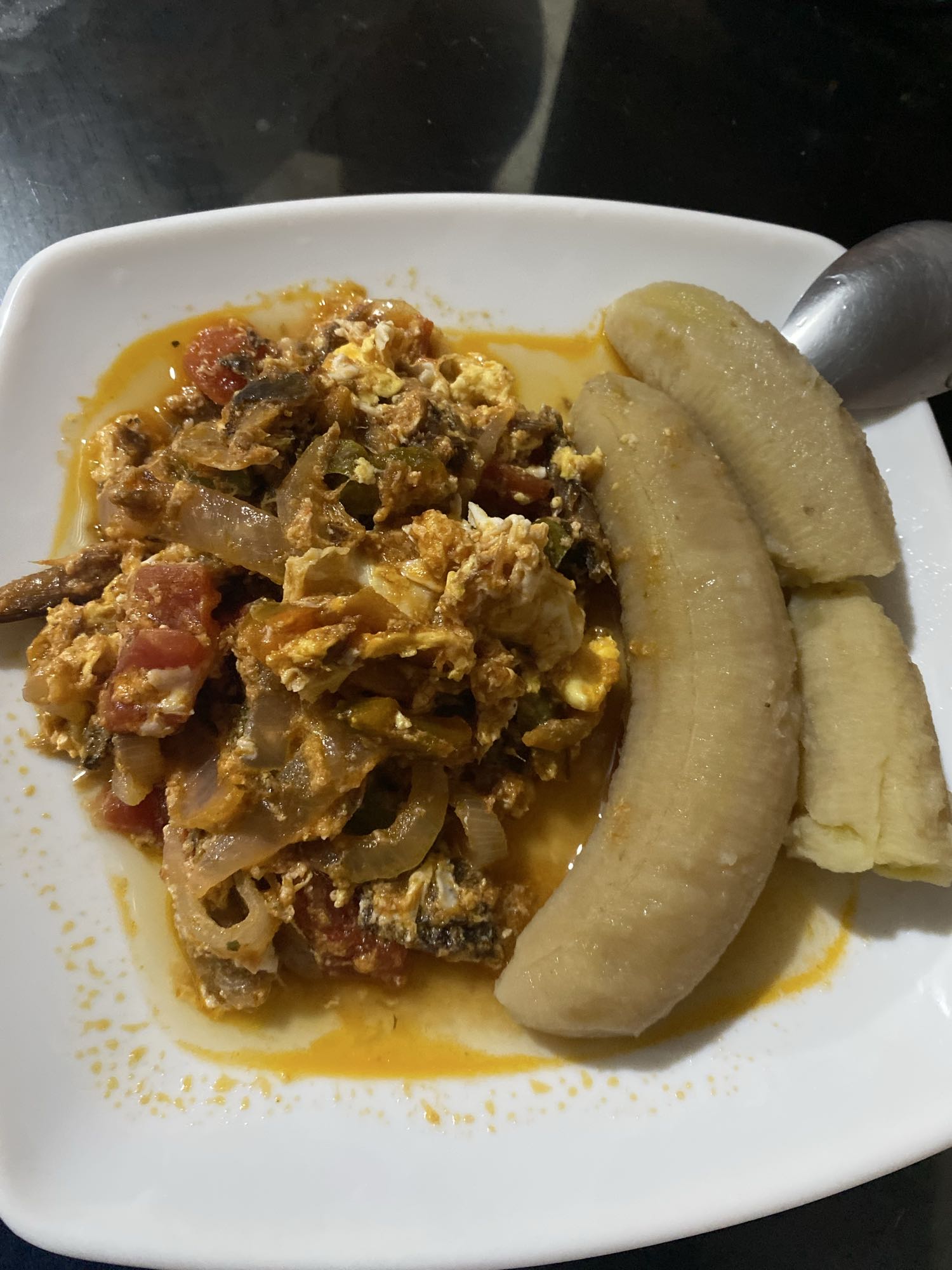 plátano hervido con salsa de huevo