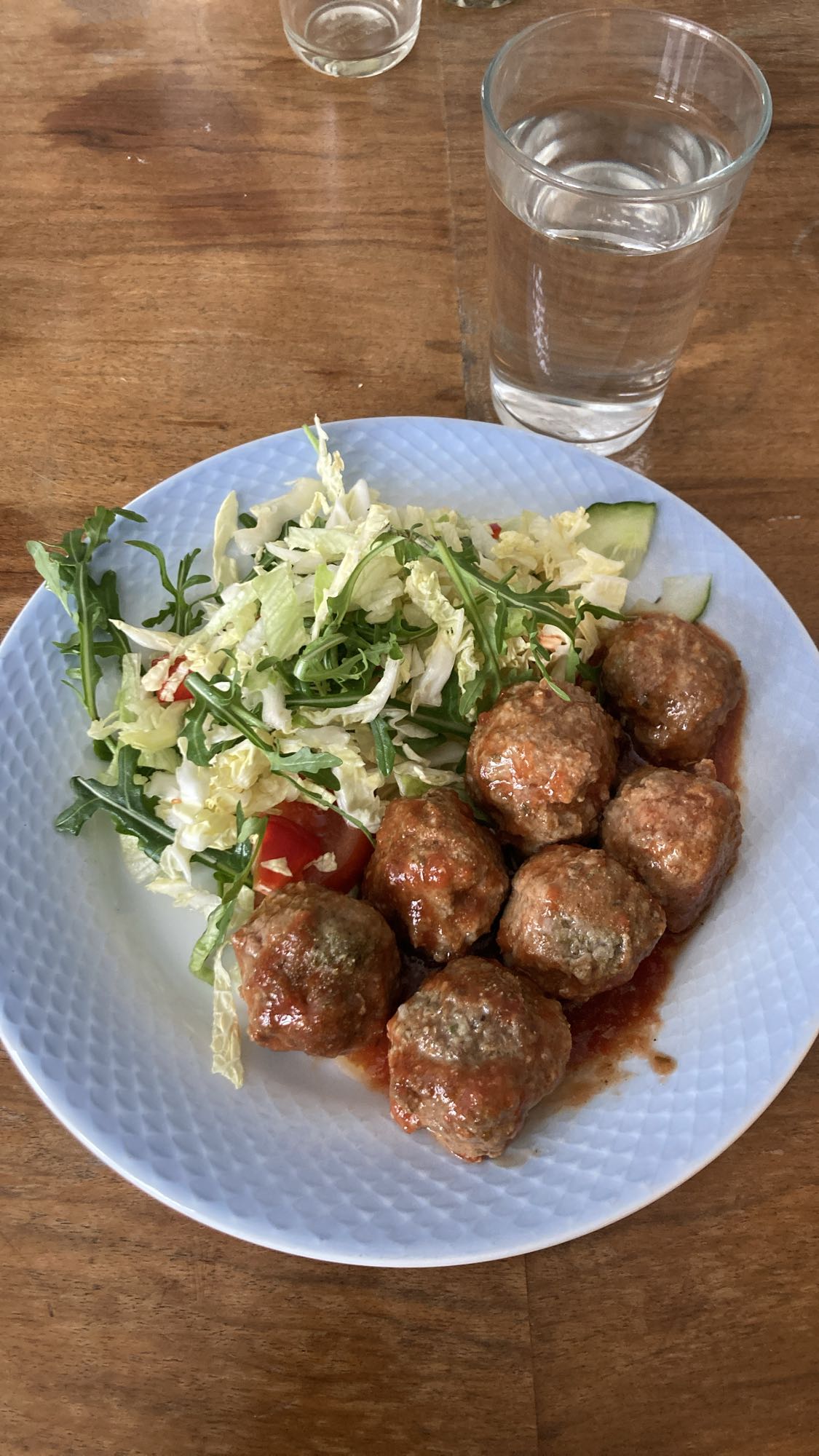 Köttbullar med sallad