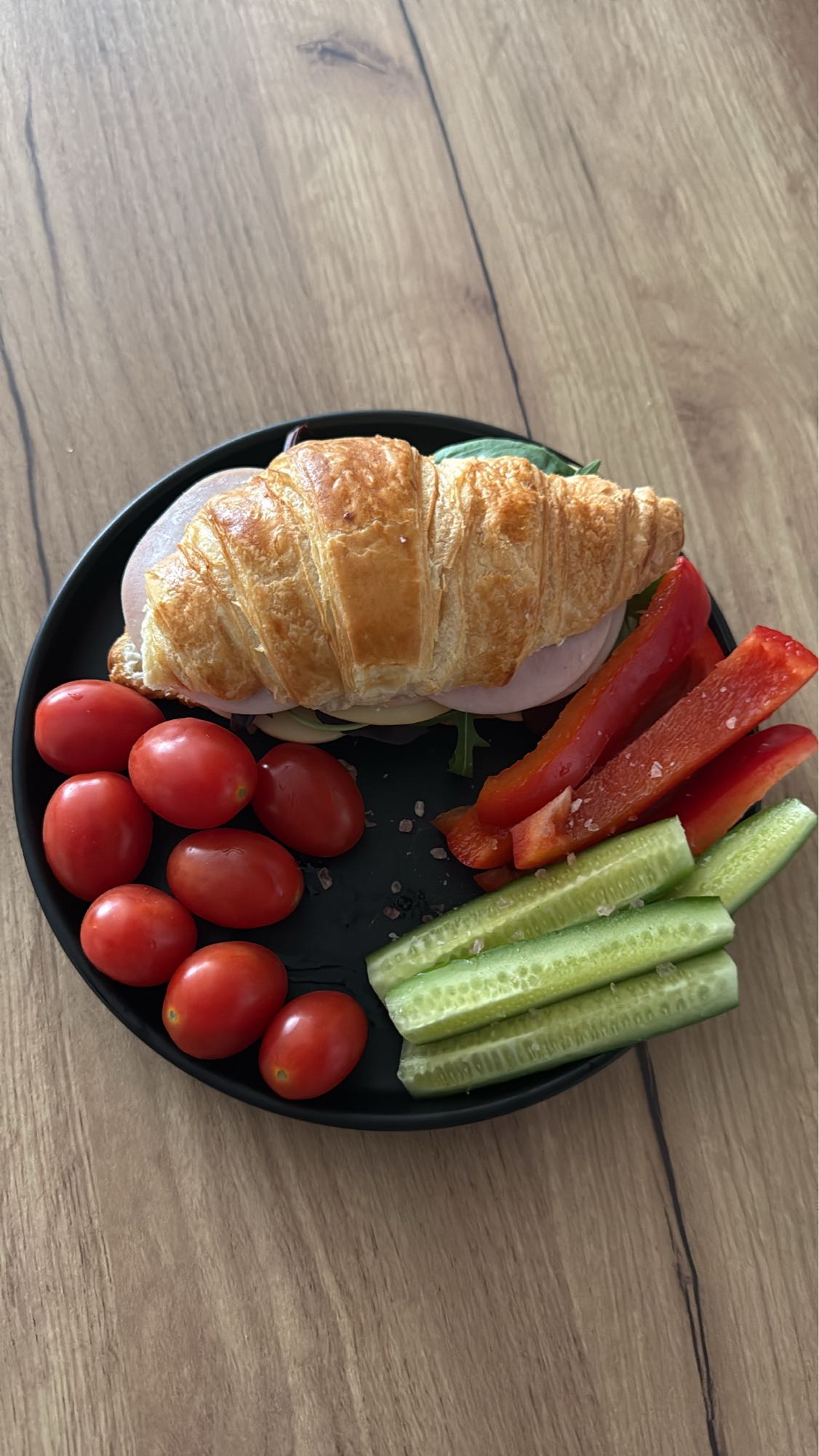 Croissant cu legume și șuncă