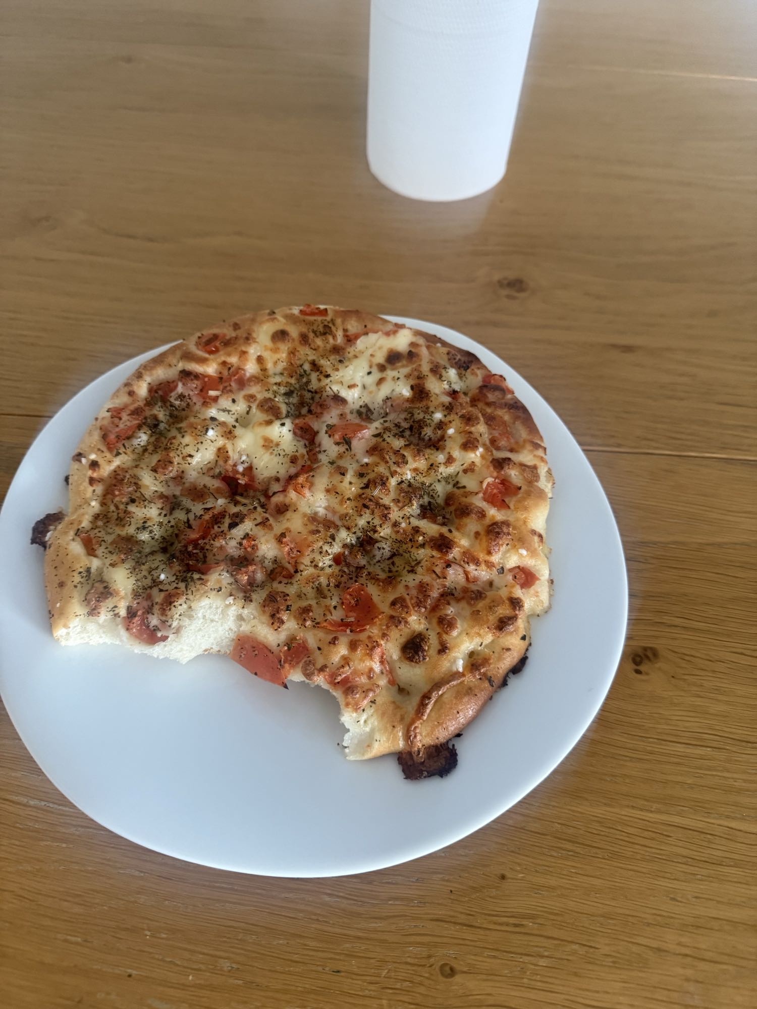 Pizza cu brânză și roșii