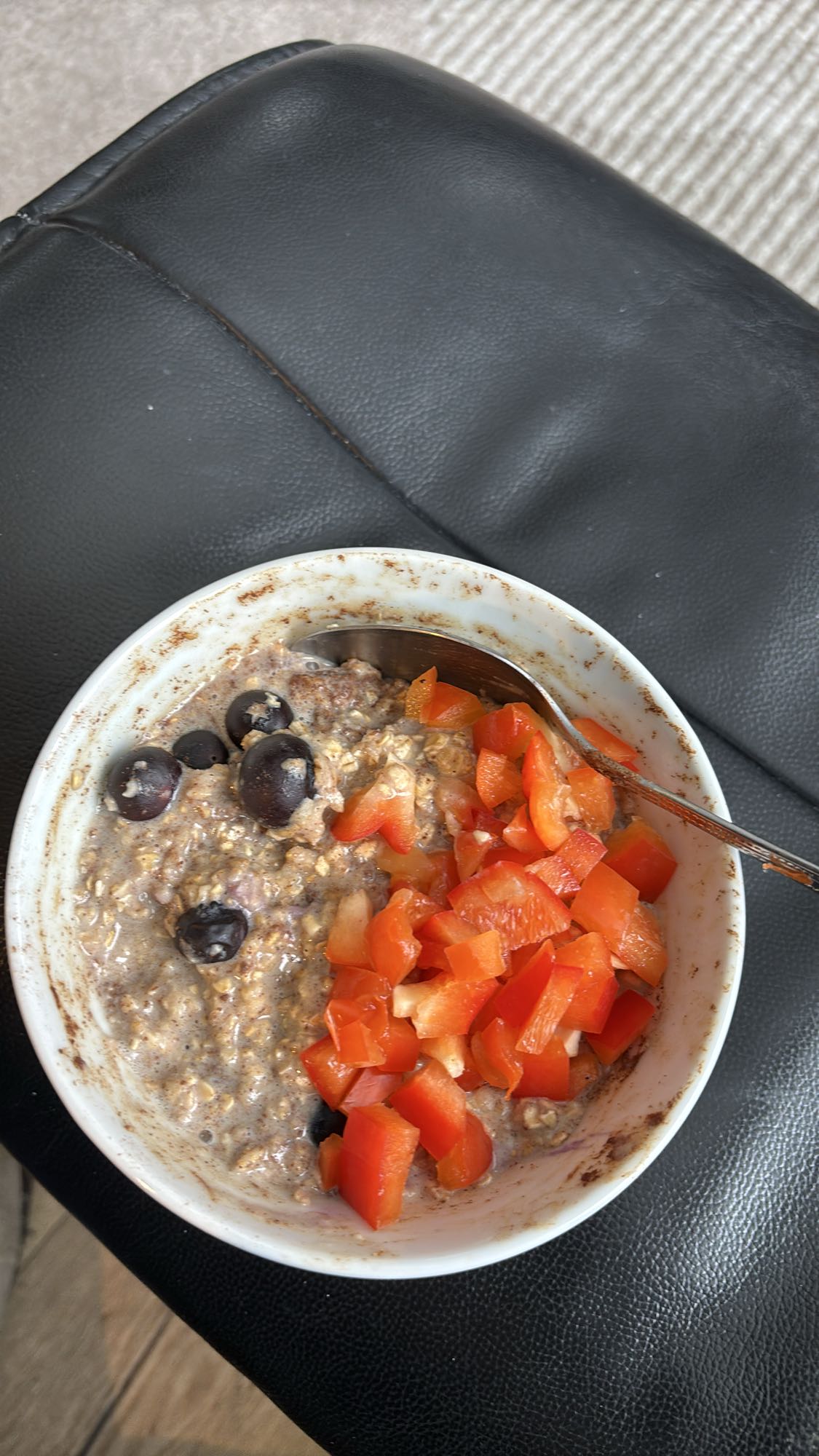 Havregrøt med blåbær og paprika