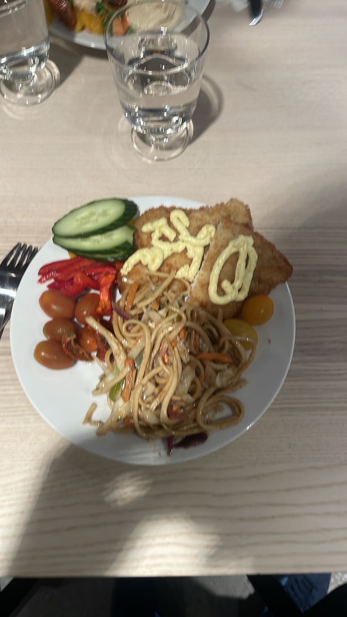 Nudlar med panerad fisk