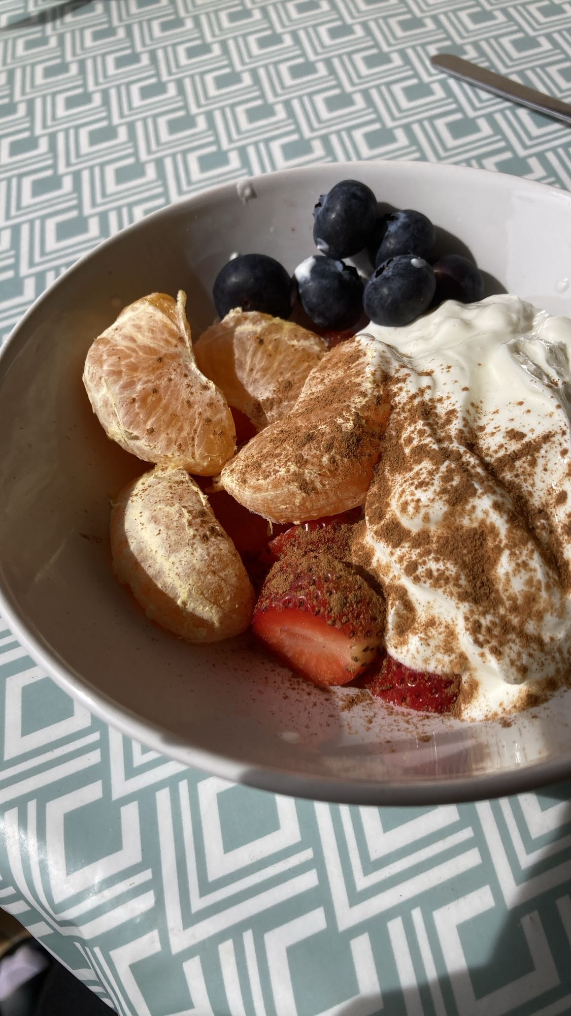 Frukostskål med frukt och yoghurt