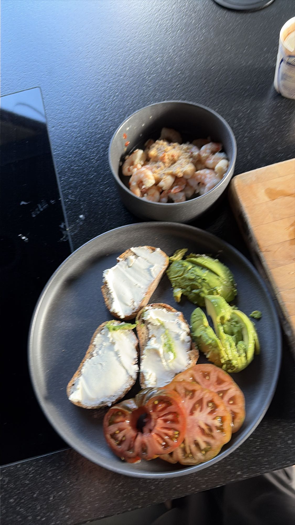 Kanapki z krewetkami i warzywami