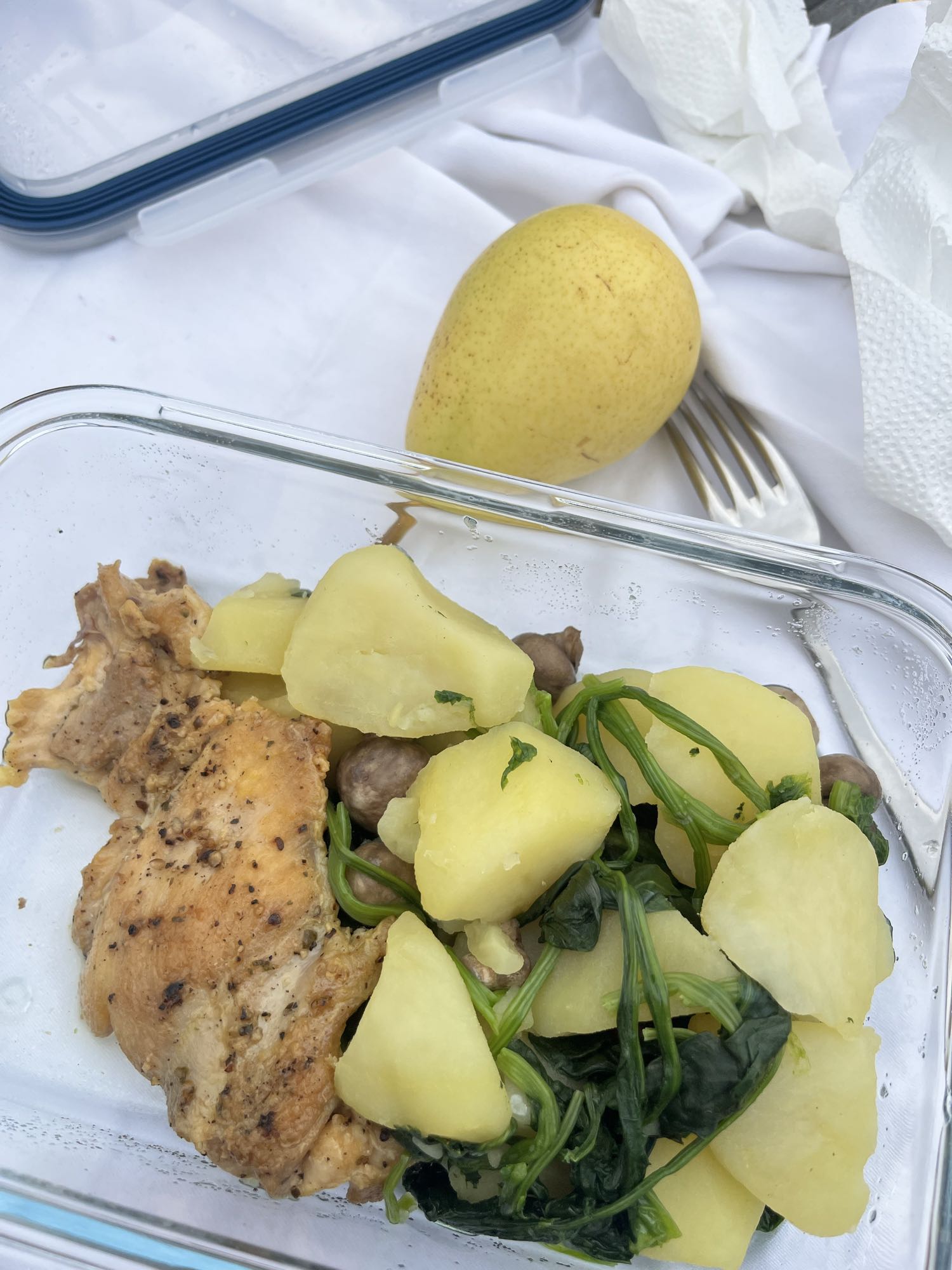 Pollo con patatas y pera