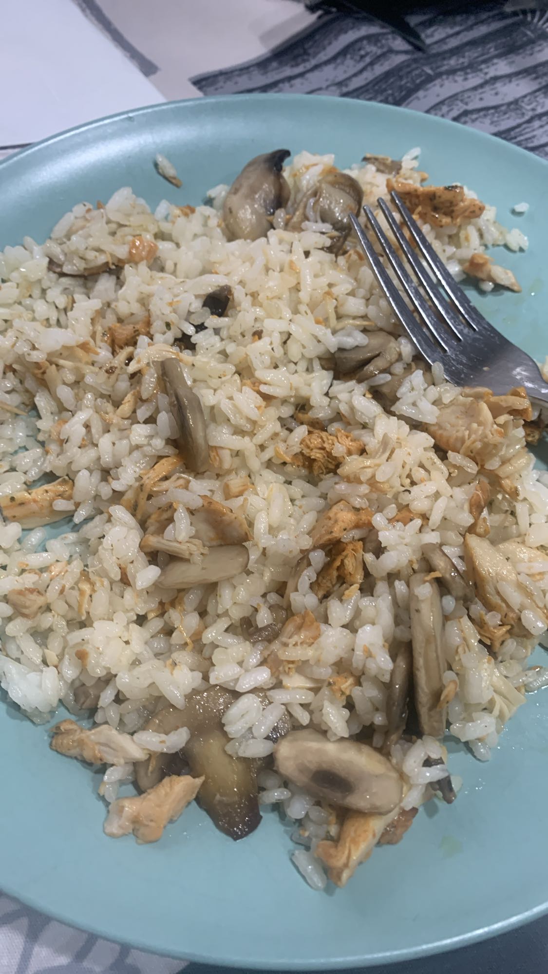 arroz con pollo y champiñones