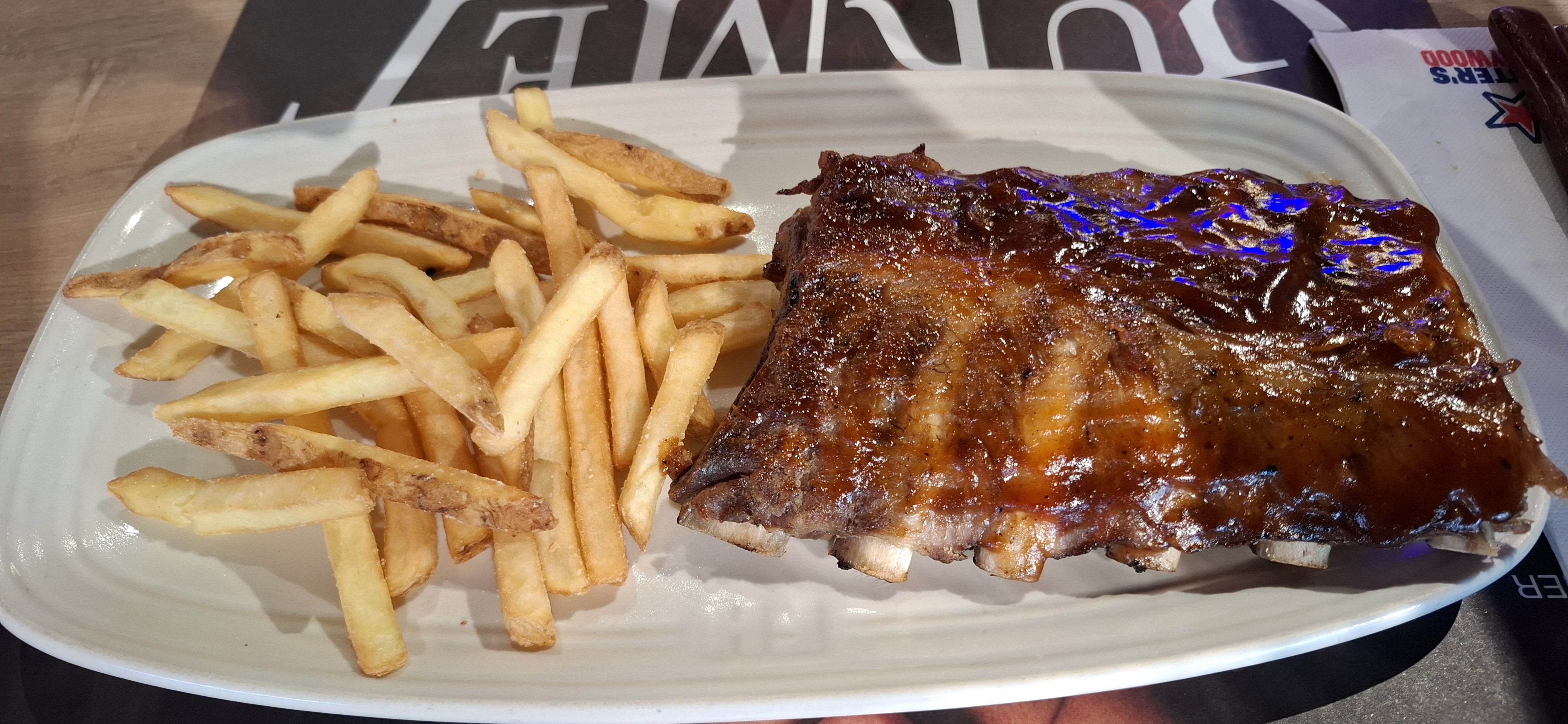 Costillas BBQ con papas fritas
