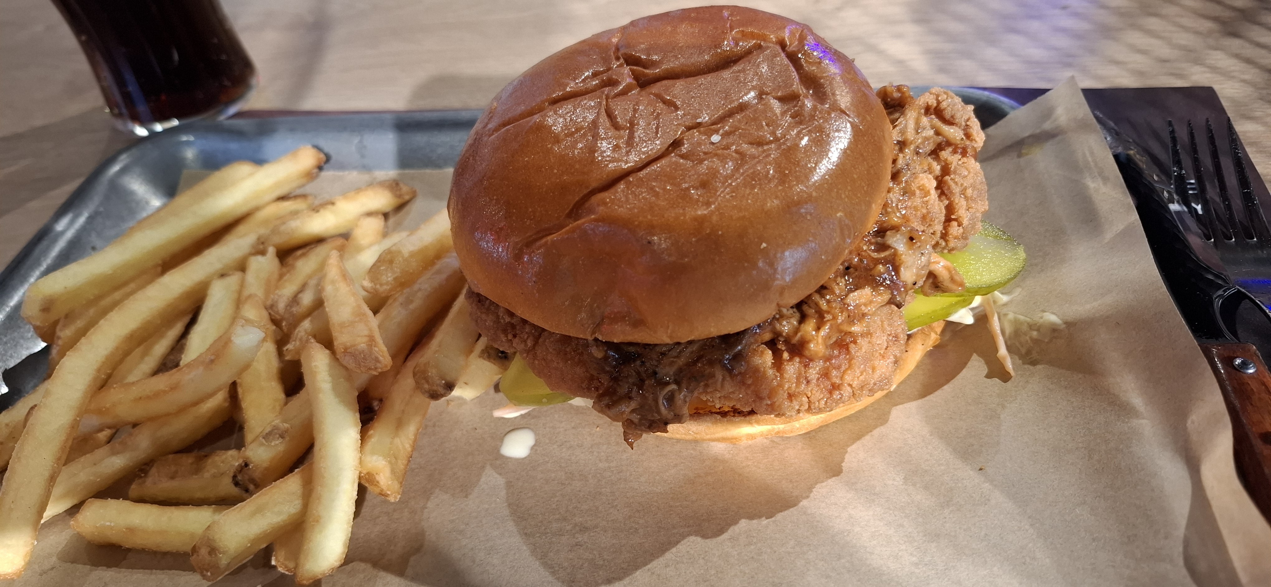 hamburguesa de pollo y papas