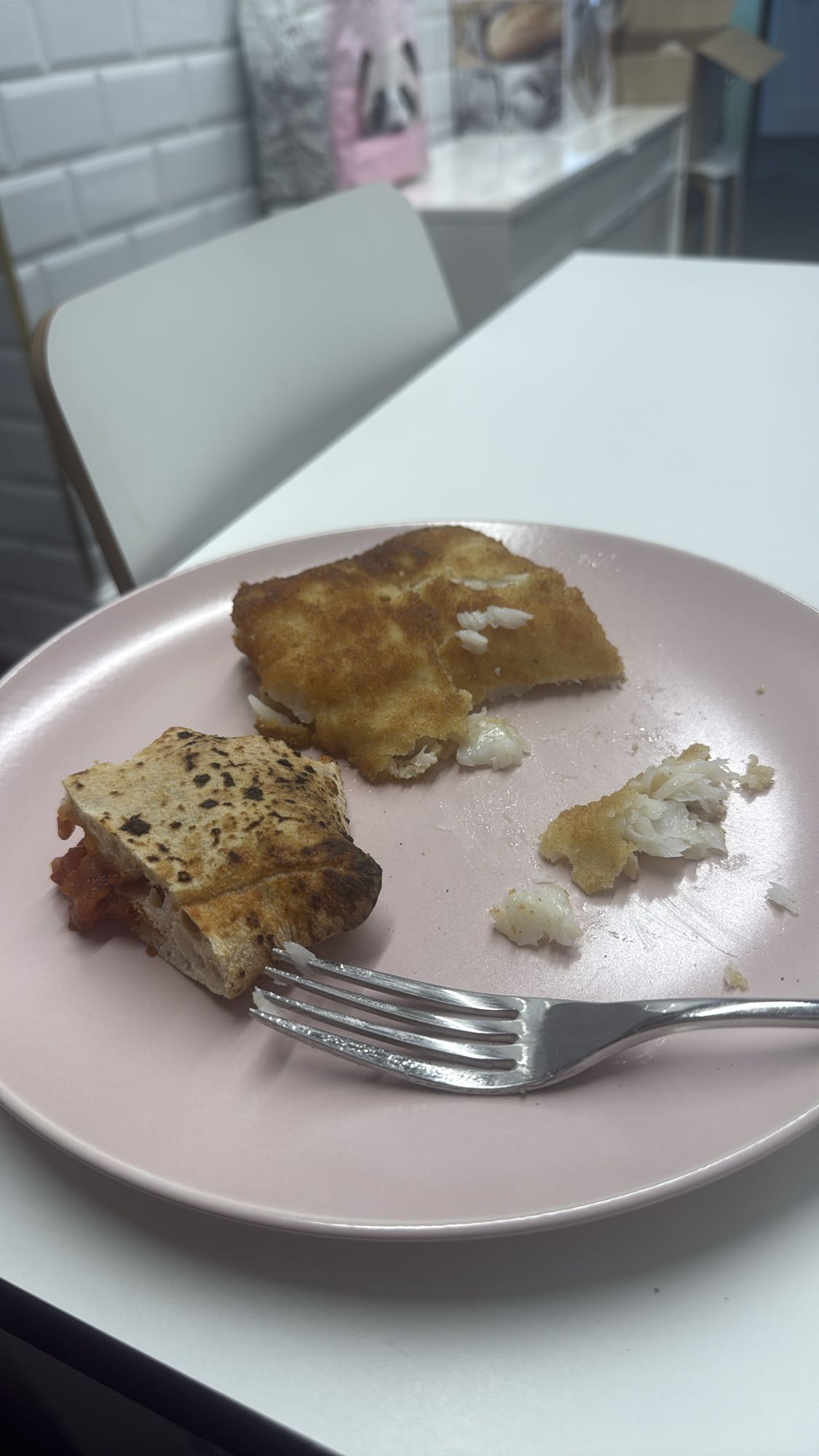 Ryba panierowana i kawałek pizzy