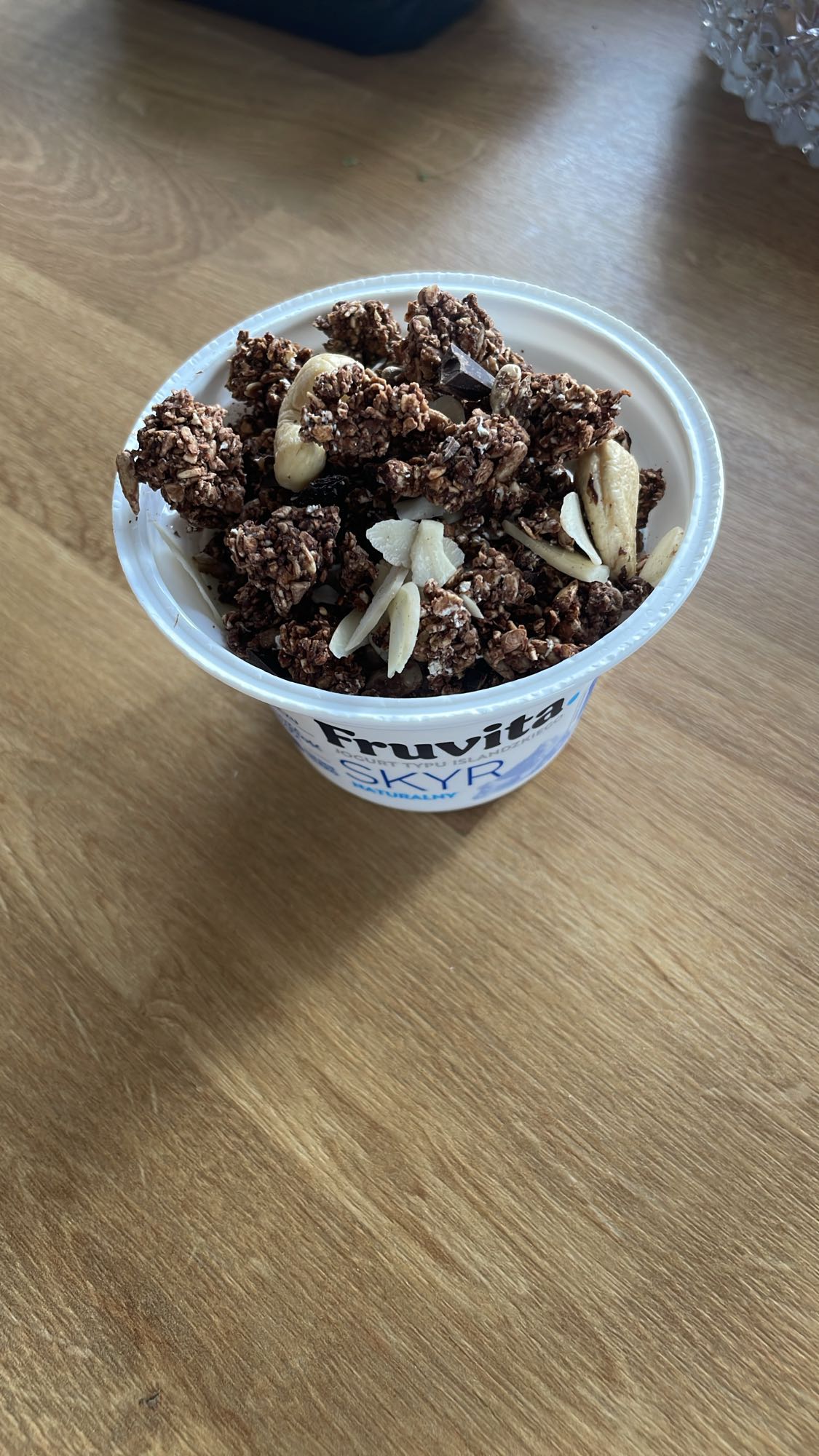 Skyr z granolą i orzechami