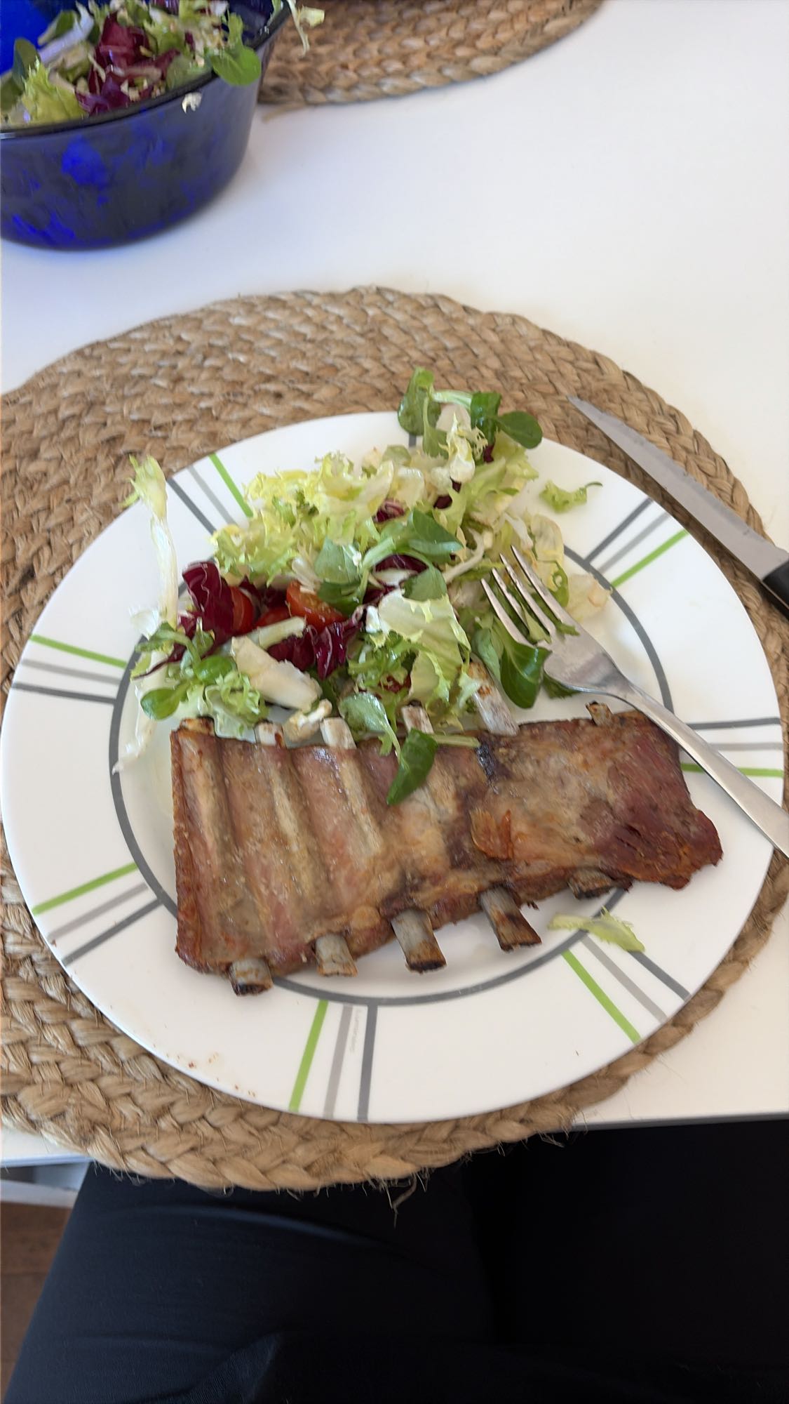 Costillas con ensalada