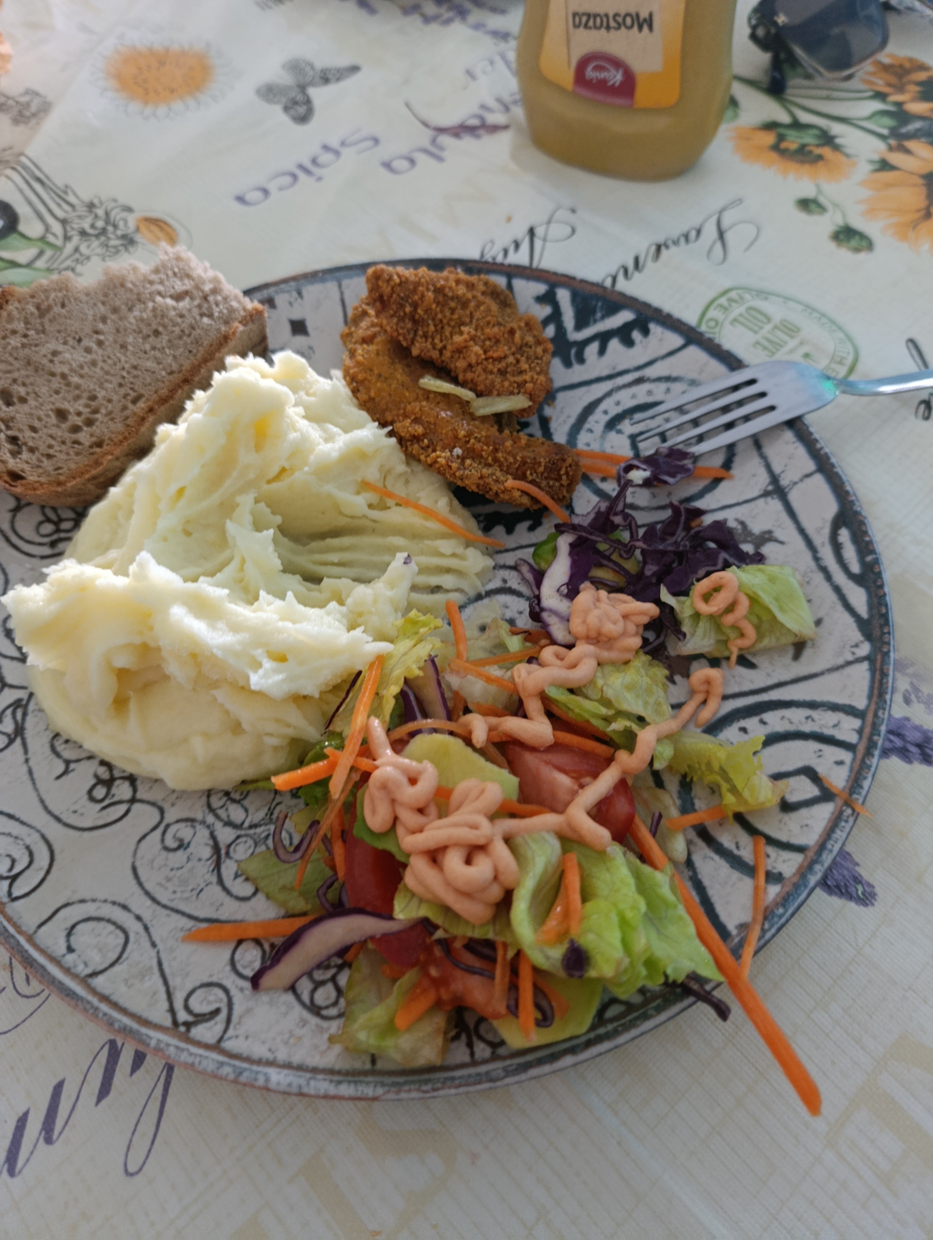 Pollo empanizado con puré y ensalada
