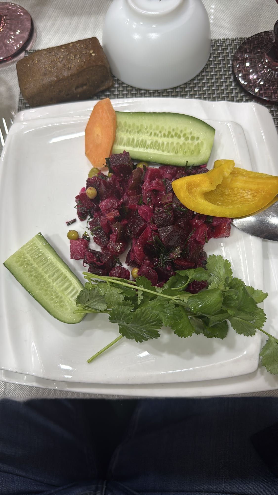 овощной салат с хлебом