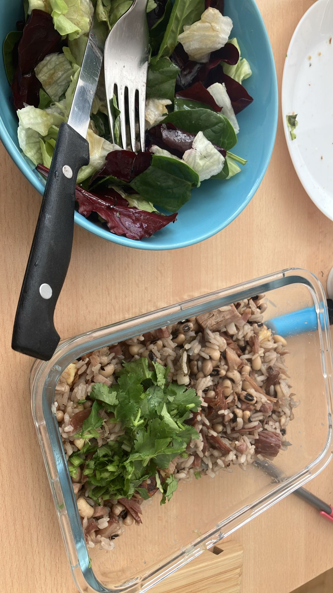 Arroz com feijão e salada