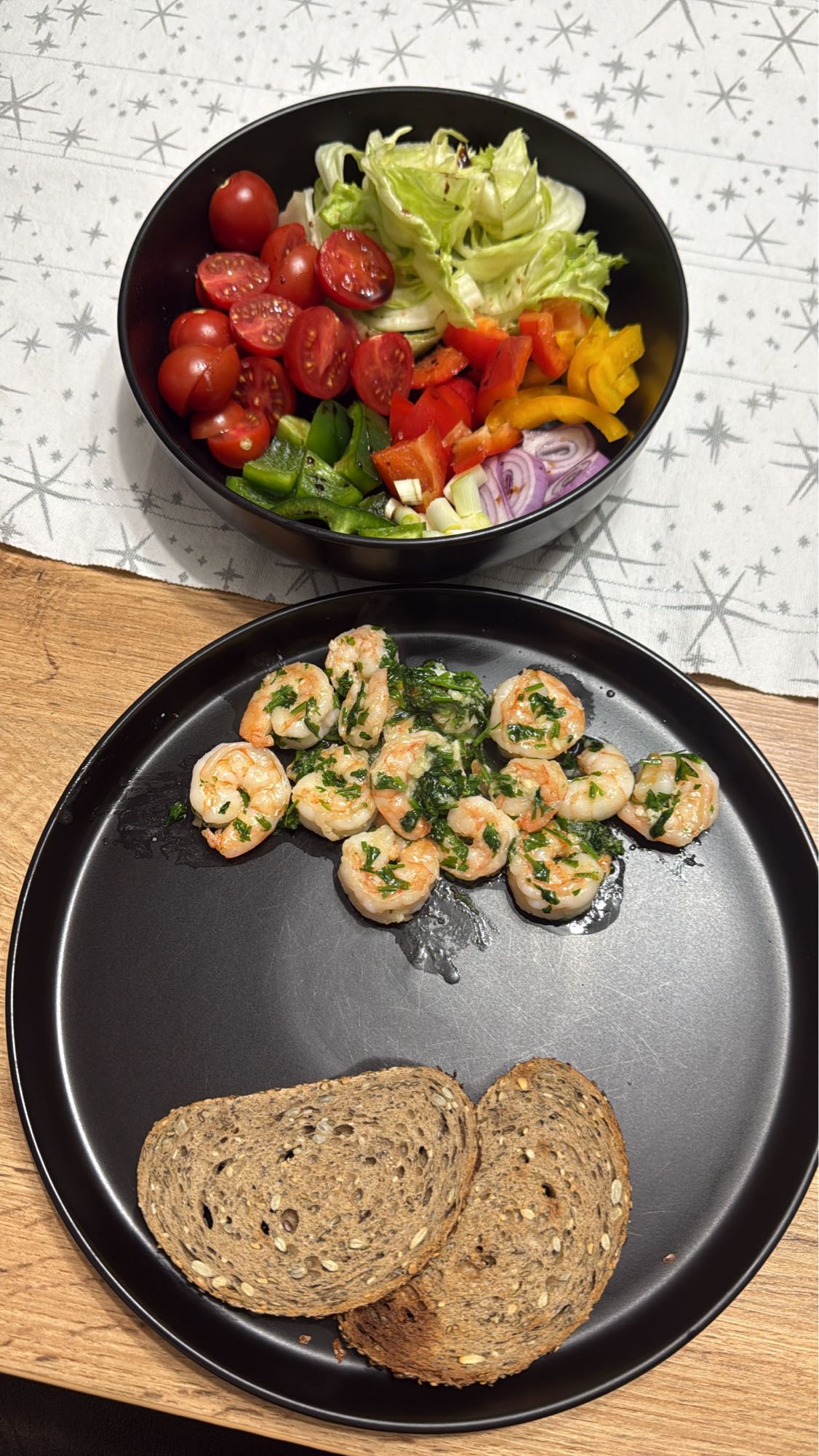 Creveți cu salată și pâine