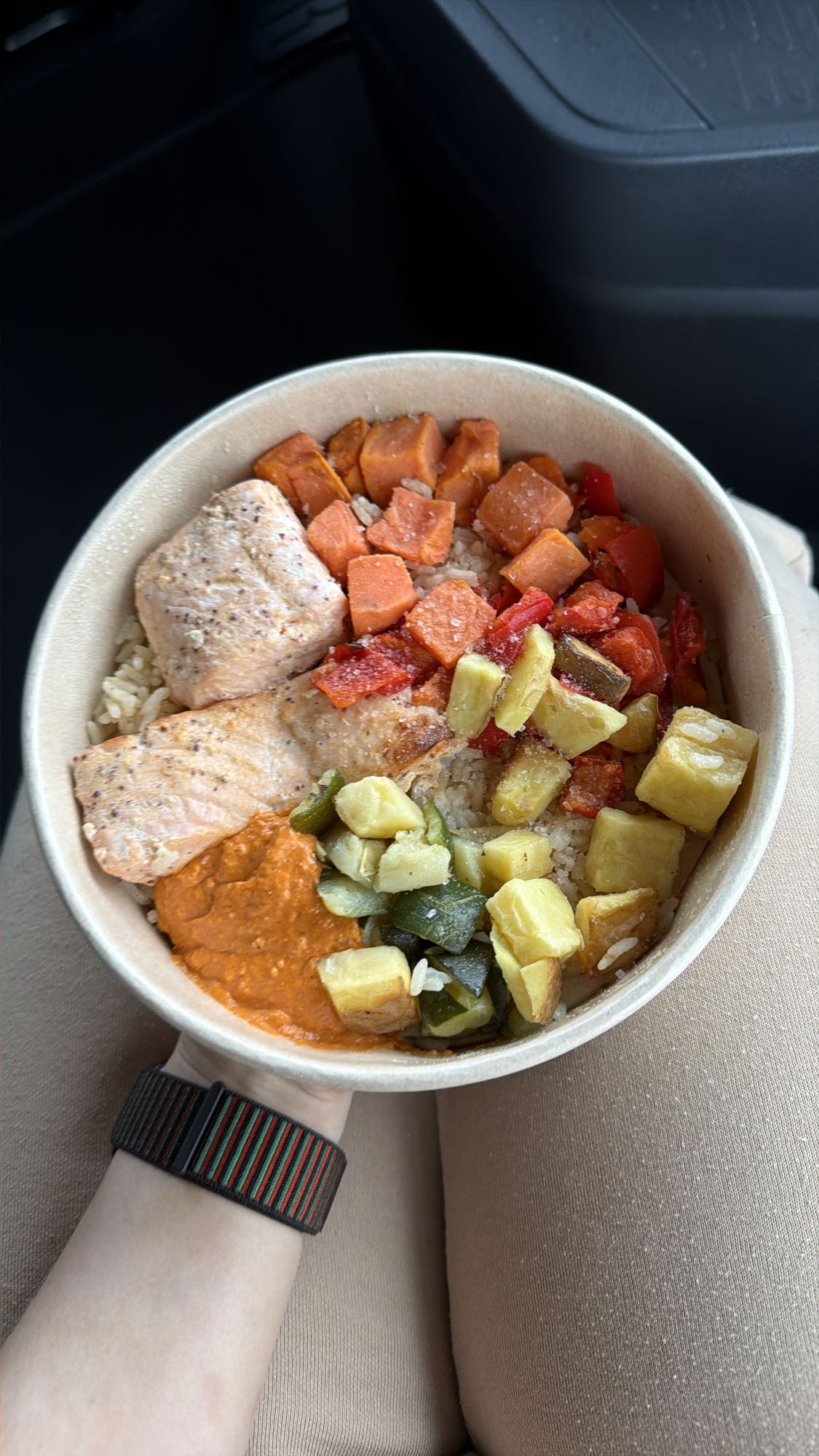 Bol cu somon și legume