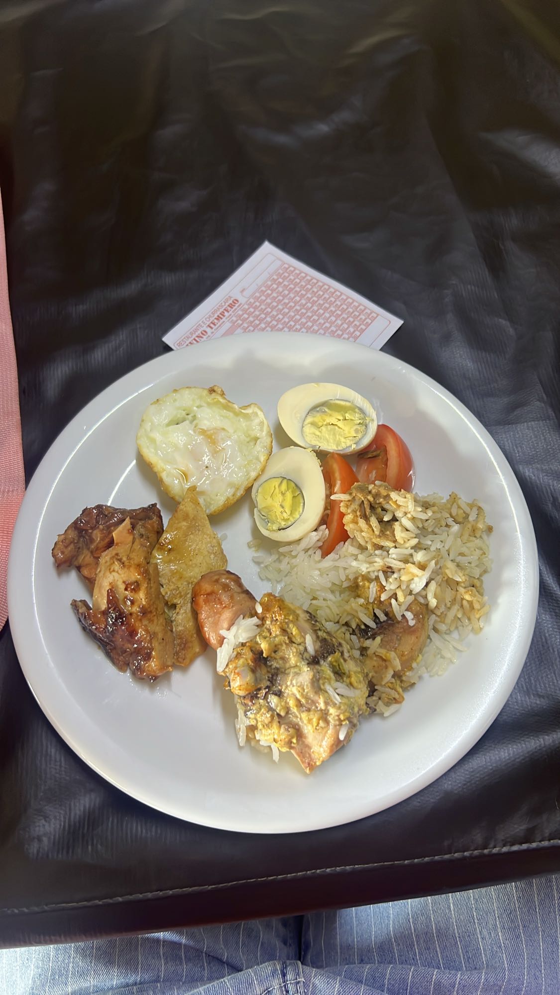 Prato variado com arroz e frango