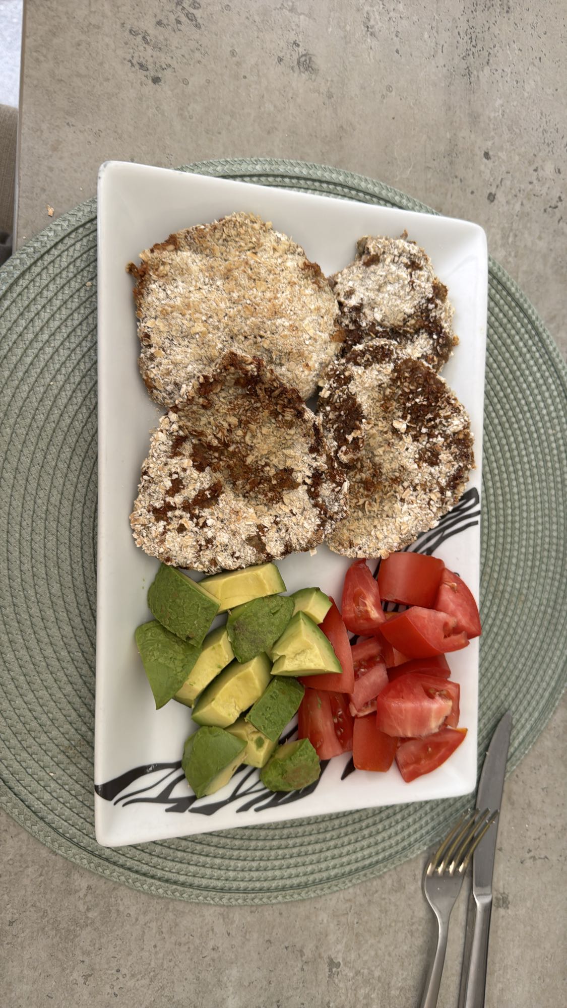 Milanesas de berenjena con aguacate y tomate