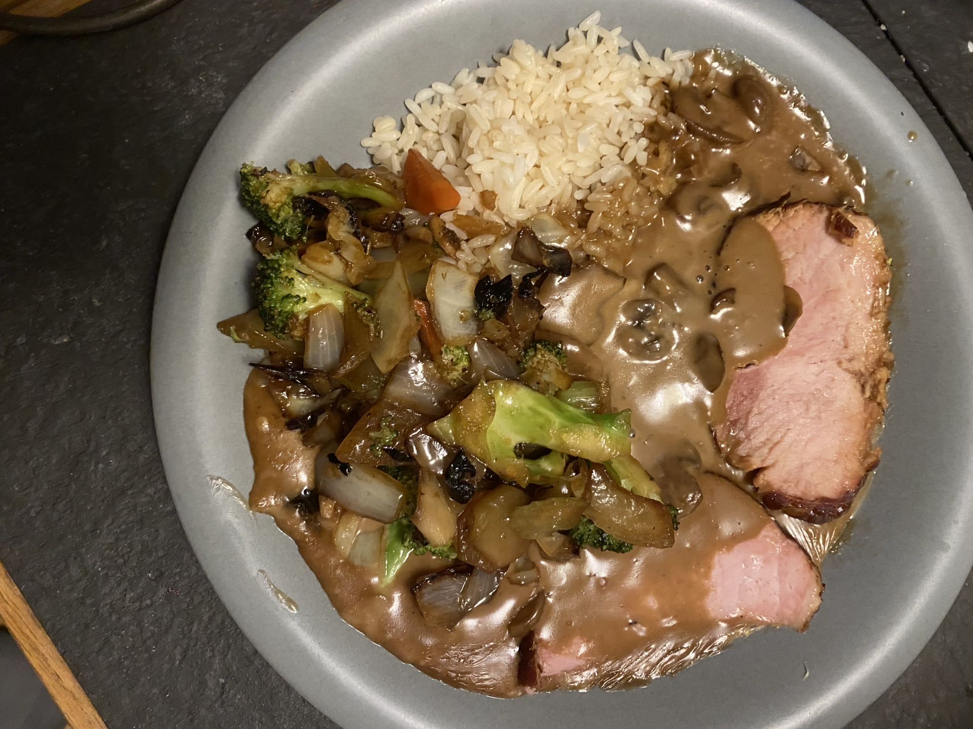 Fläskkött med ris och sås