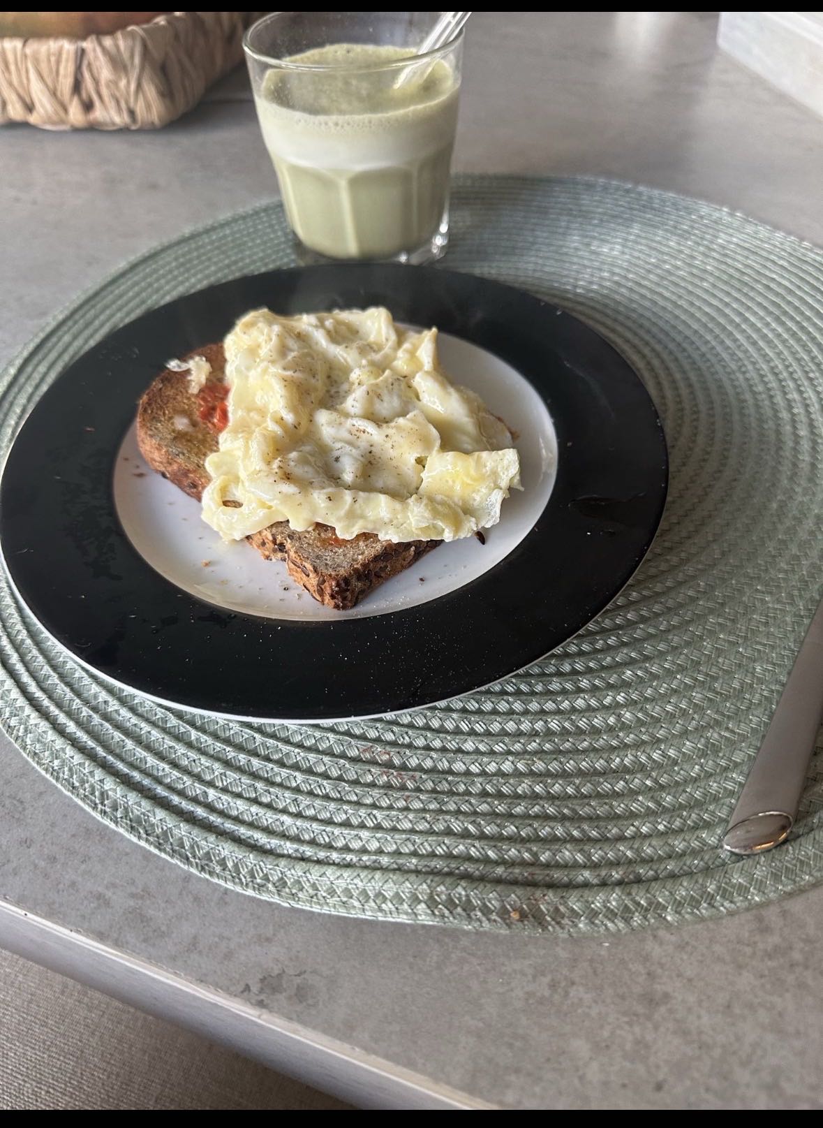 Tostada con huevo y batido verde