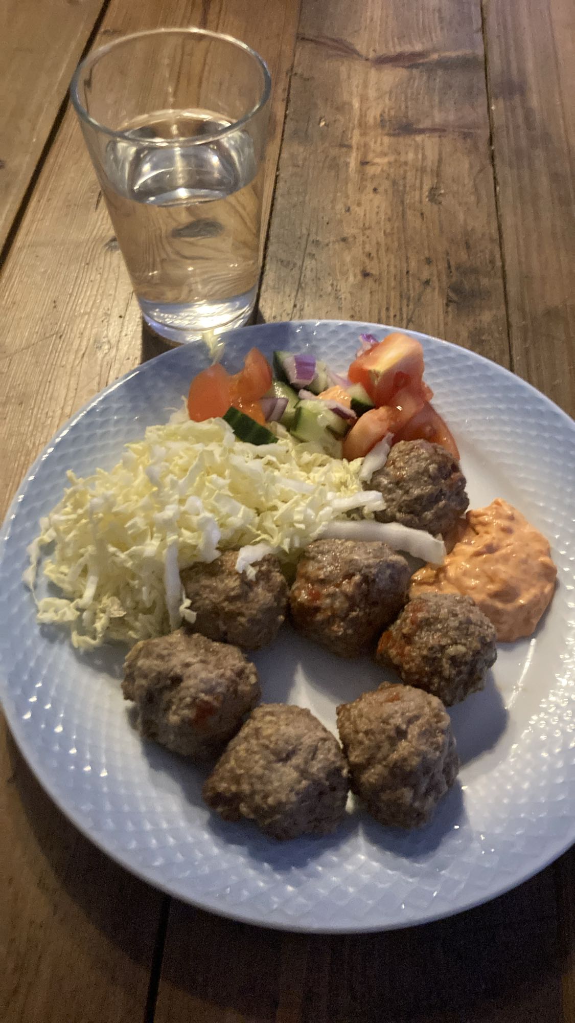Köttbullar med sallad