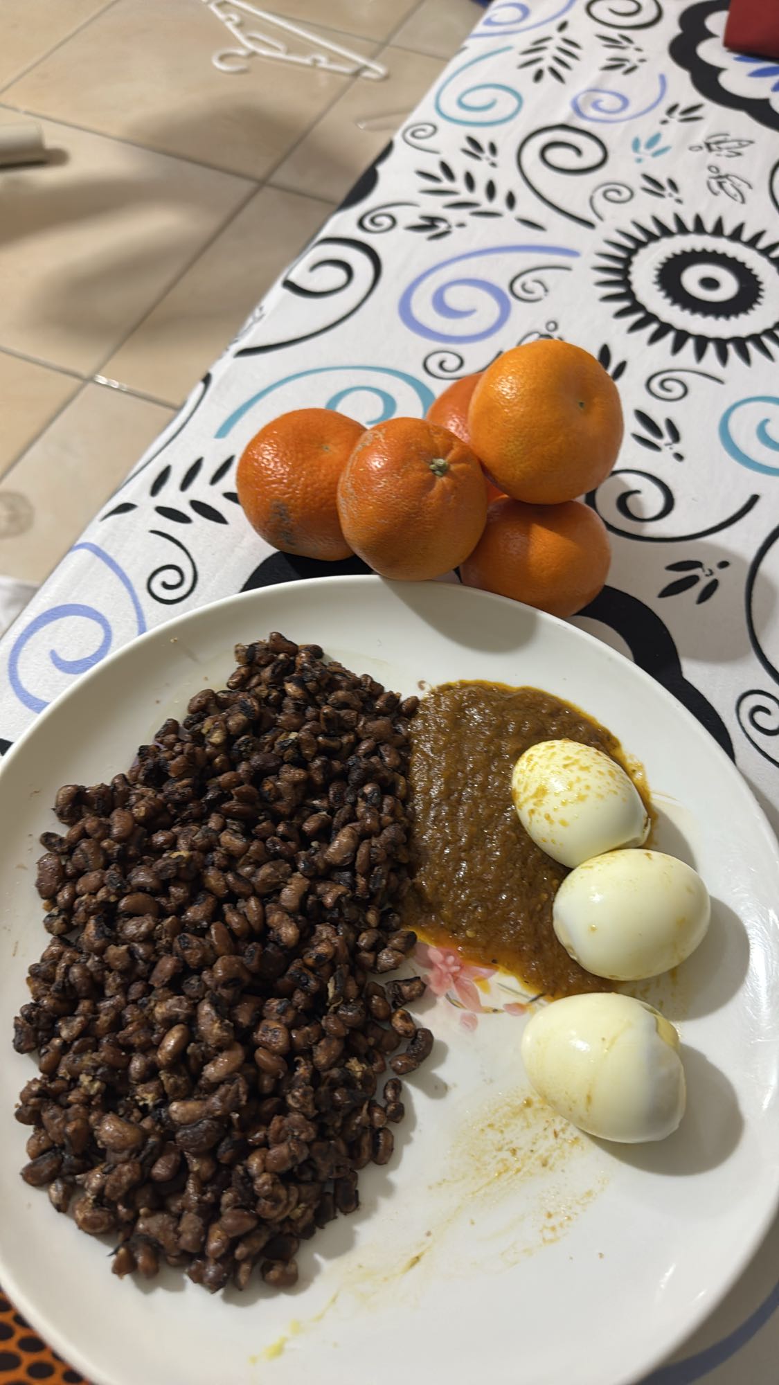 Haricots, œufs, sauce, mandarines