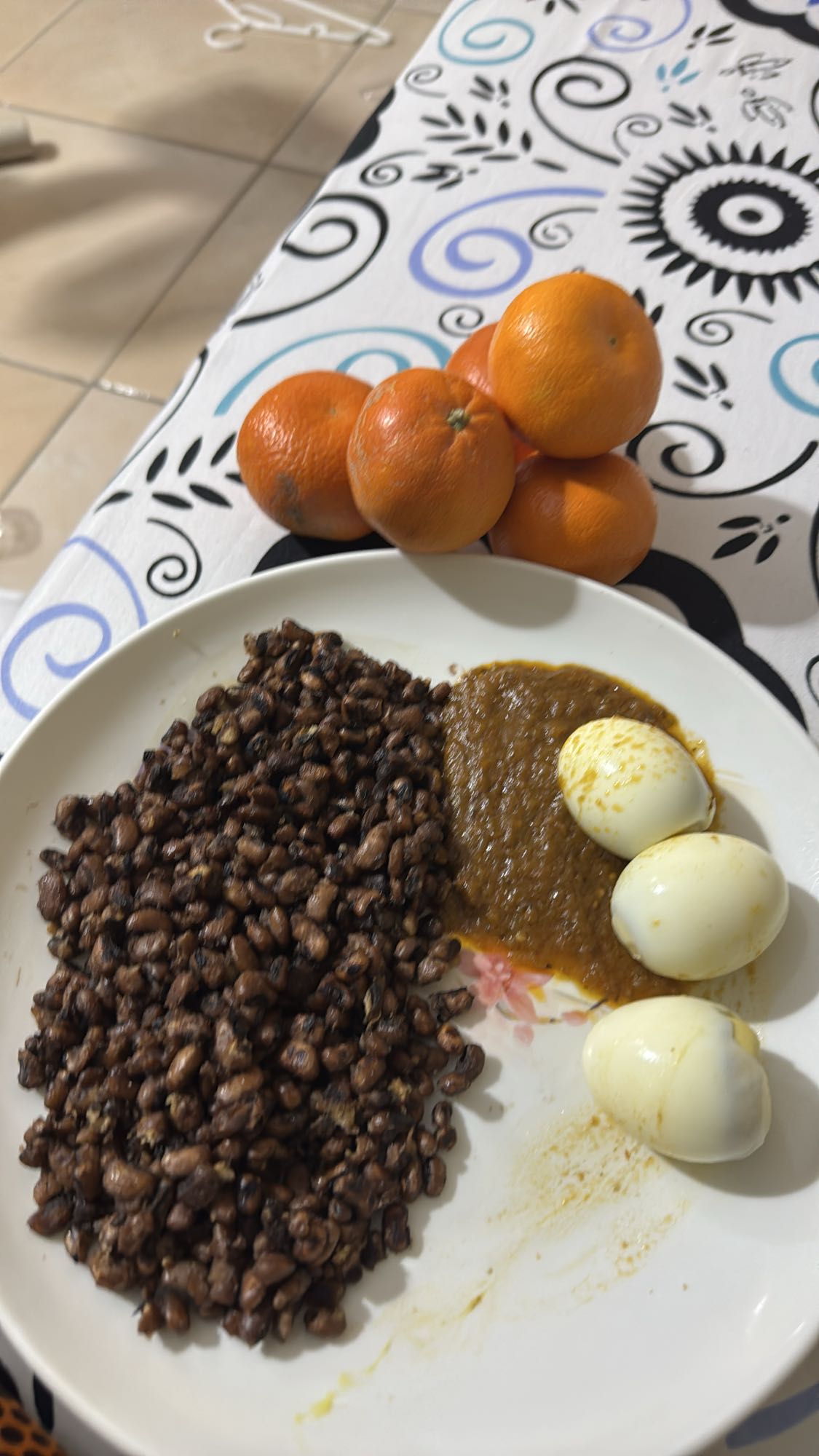 Haricots, œufs, sauce, mandarines