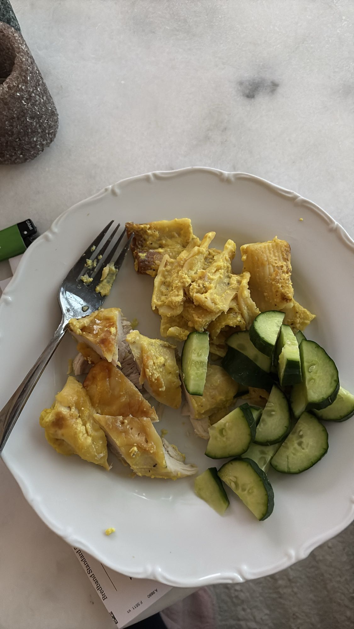 Kyckling, omelett och gurka